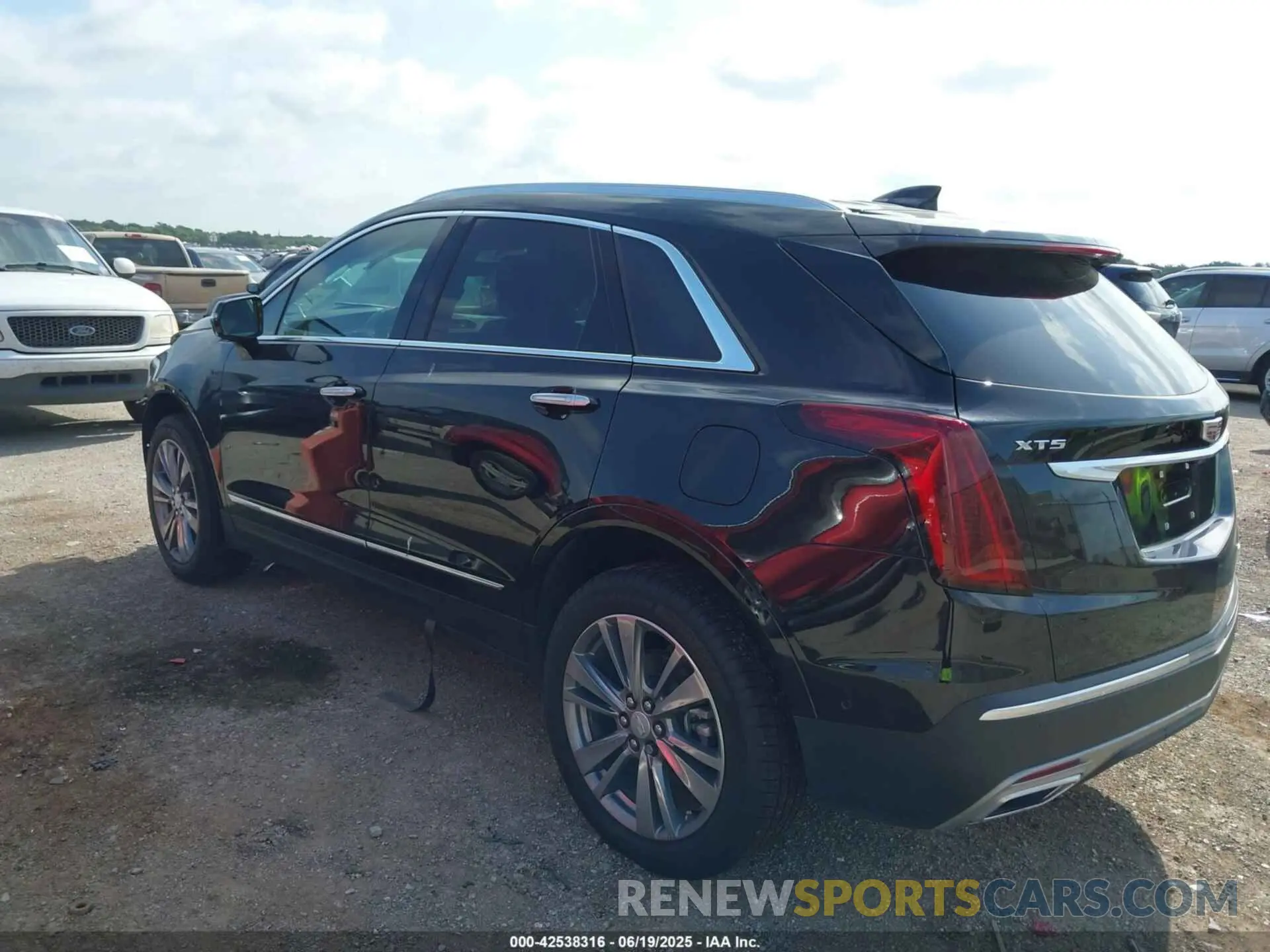 3 fotografías del automóvil dañado 1GYKNCRS8SZ110724 CADILLAC XT5 2025