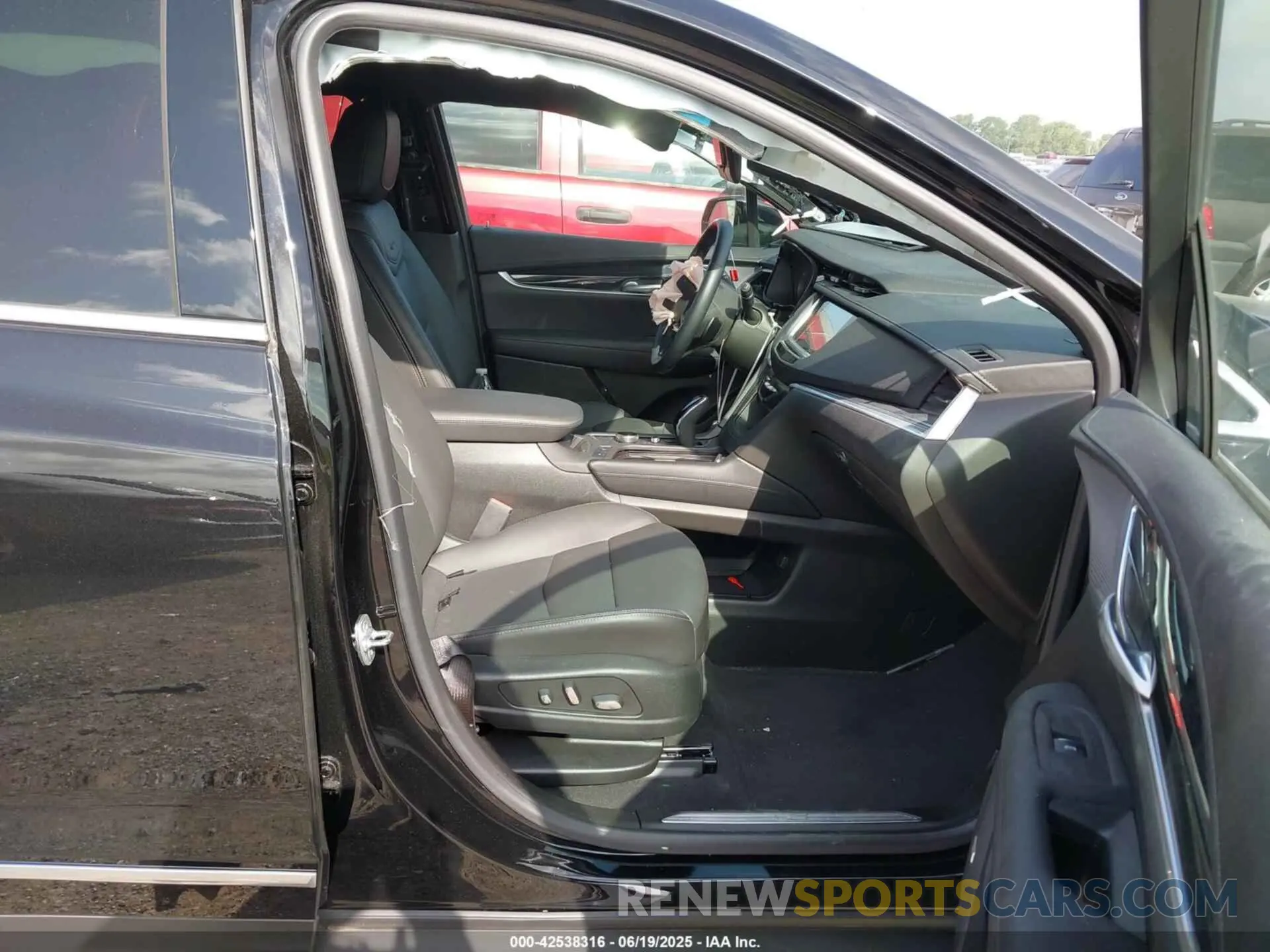 5 fotografías del automóvil dañado 1GYKNCRS8SZ110724 CADILLAC XT5 2025