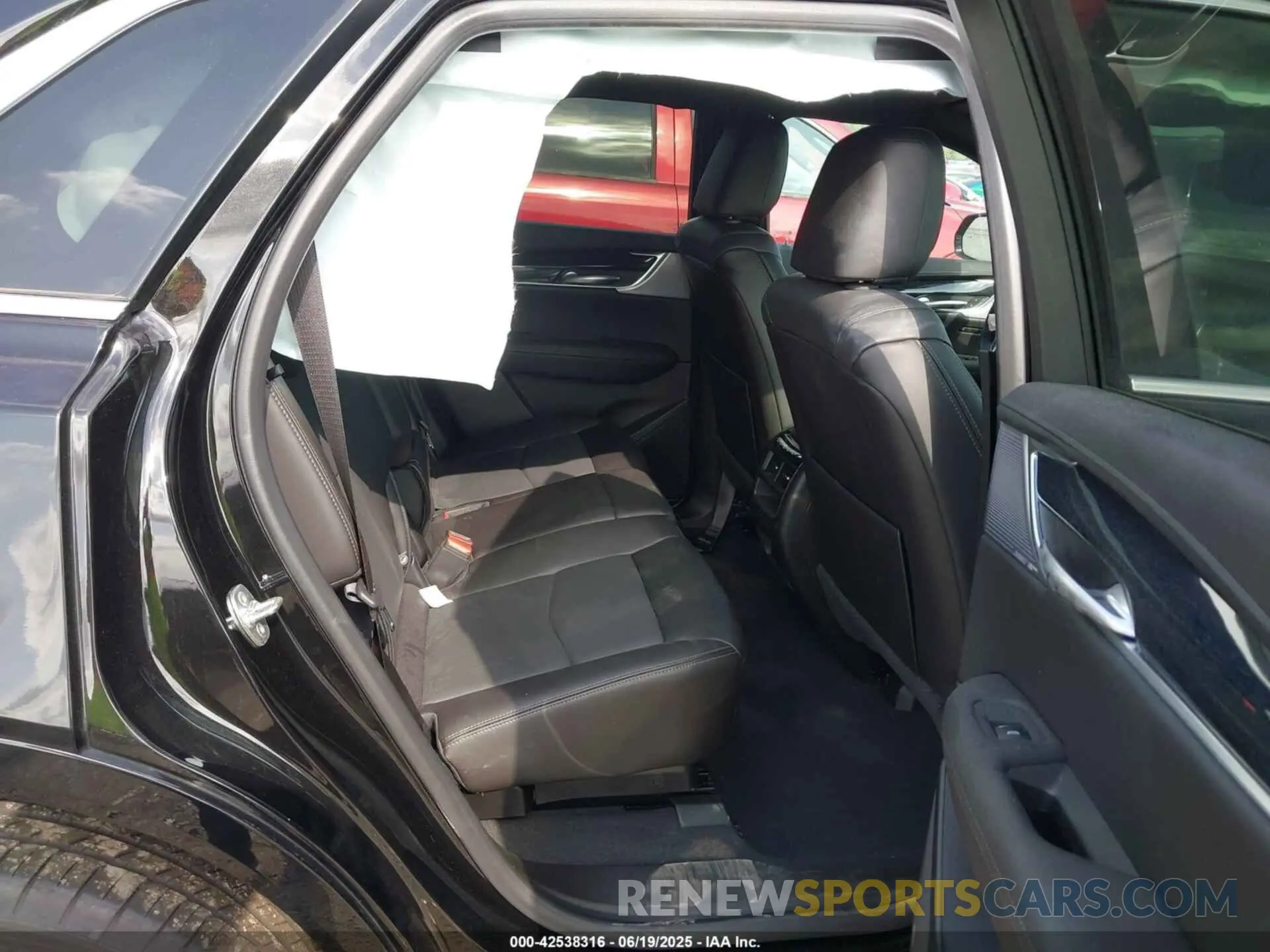 8 fotografías del automóvil dañado 1GYKNCRS8SZ110724 CADILLAC XT5 2025
