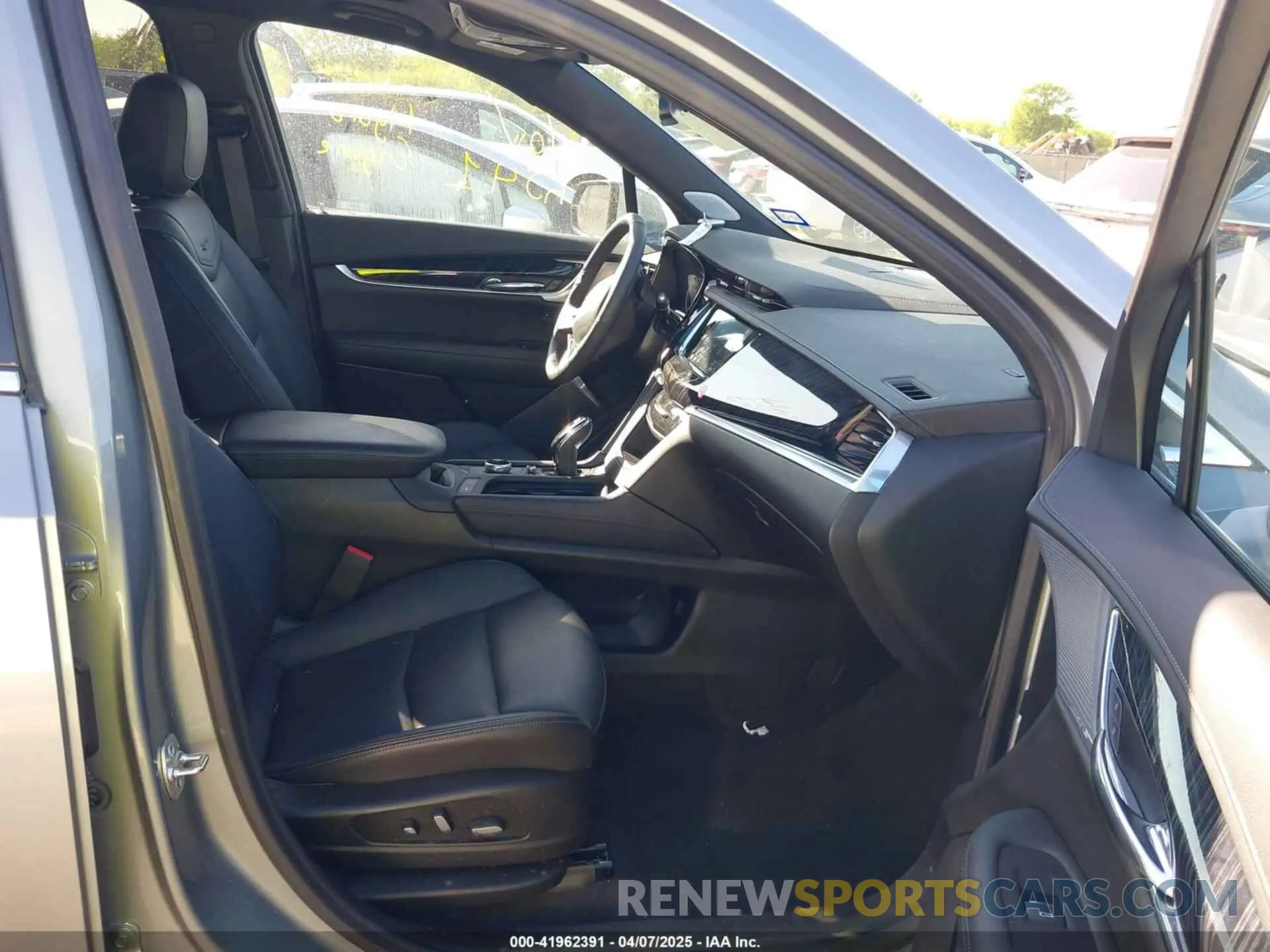 5 fotografías del automóvil dañado 1GYKPCRS3SZ118384 CADILLAC XT6 2025