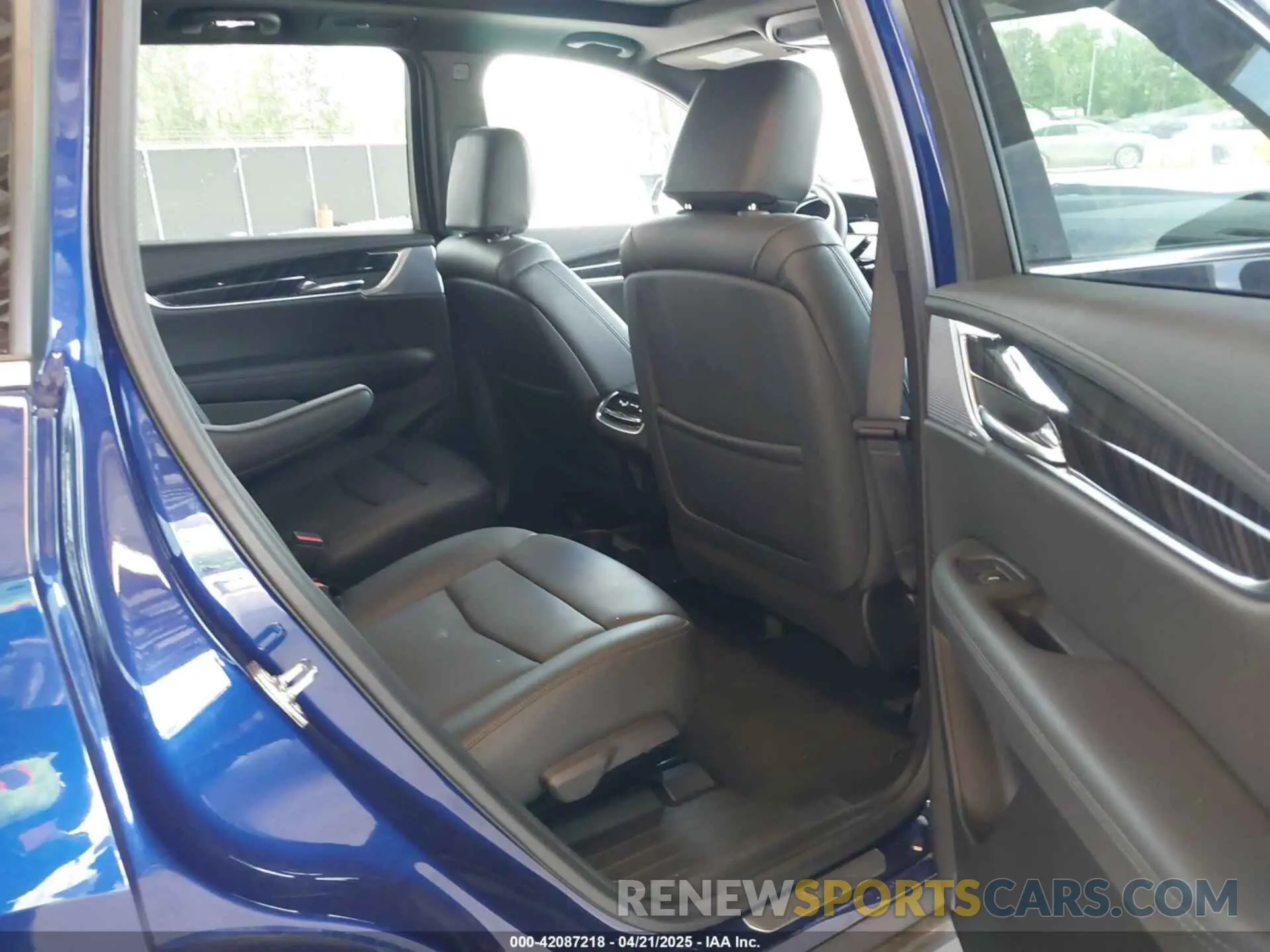 8 fotografías del automóvil dañado 1GYKPCRS5SZ119357 CADILLAC XT6 2025