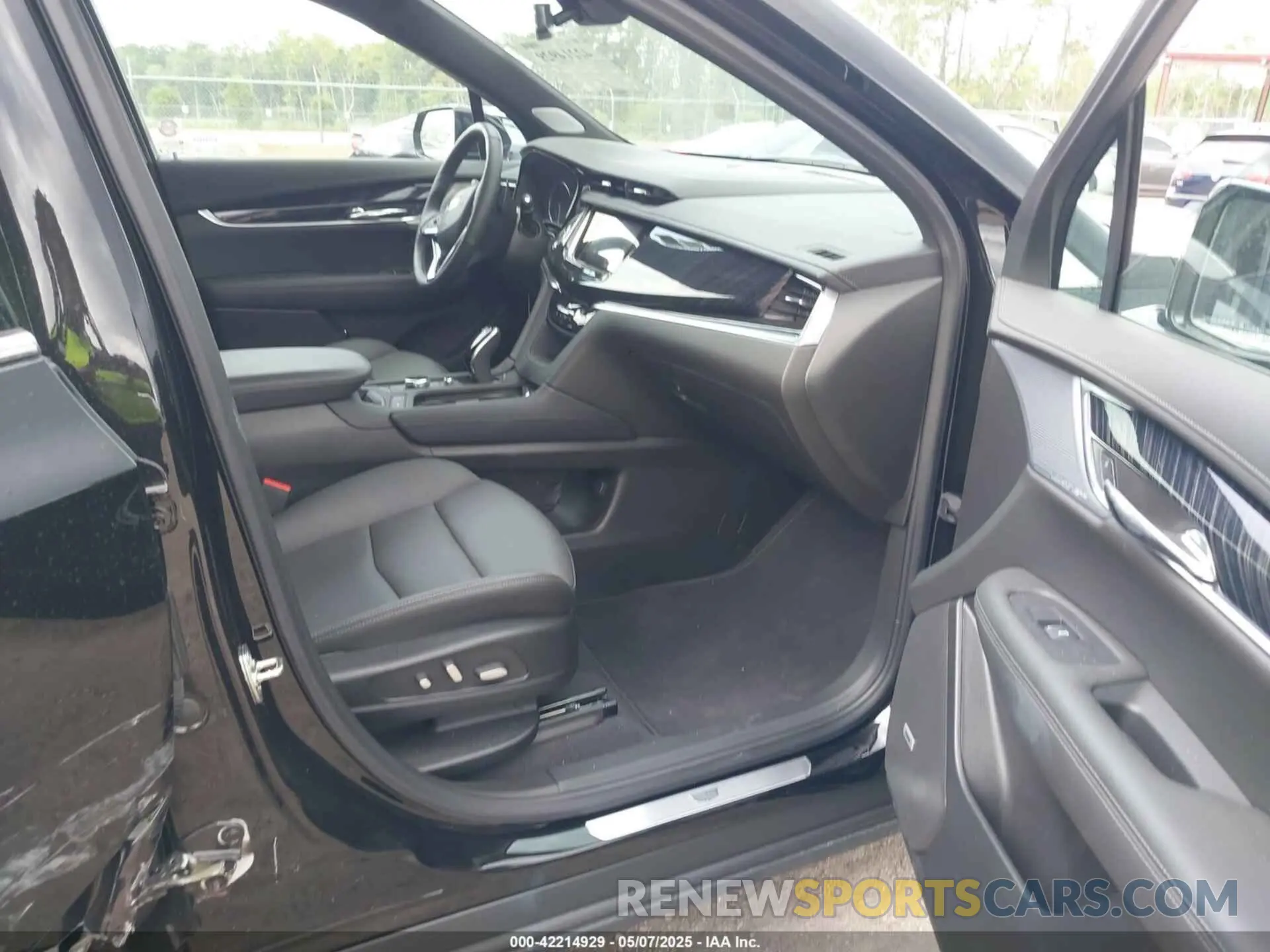 5 fotografías del automóvil dañado 1GYKPCRS7SZ121871 CADILLAC XT6 2025