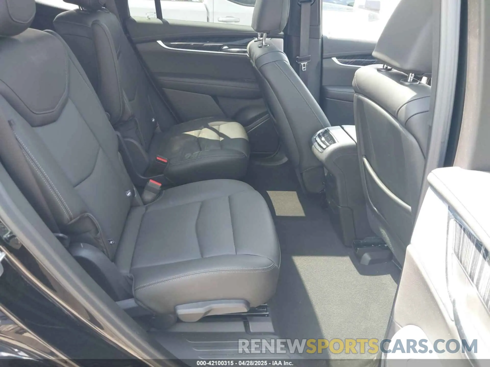 8 fotografías del automóvil dañado 1GYKPDRS3SZ118214 CADILLAC XT6 2025