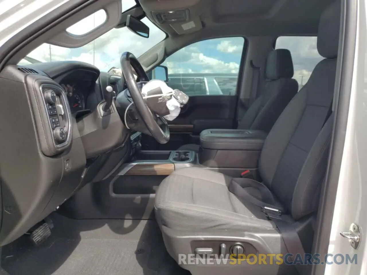 7 fotografías del automóvil dañado 1GCPYFED5MZ431988 CHEVROLET ALL Models 2021
