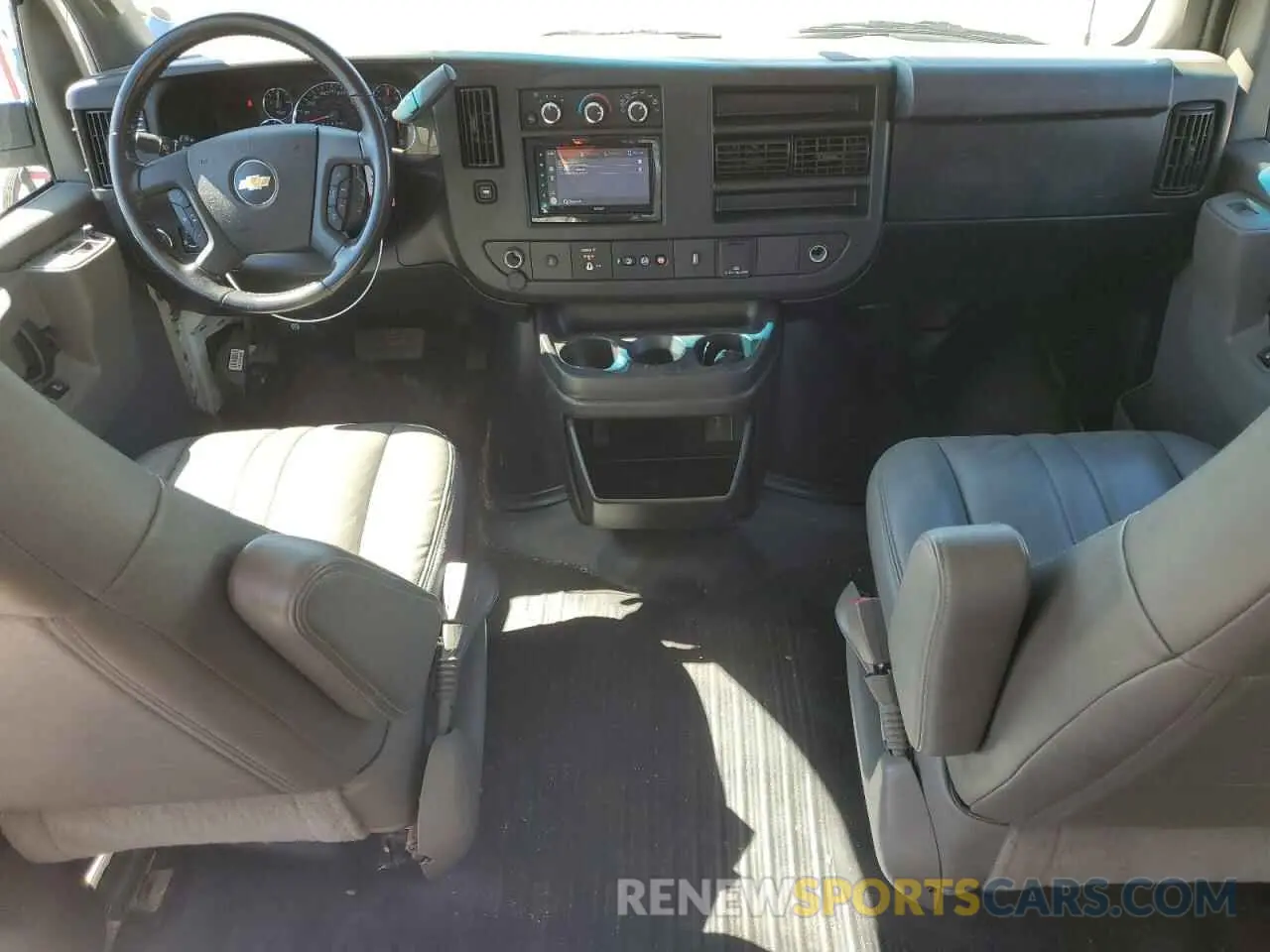 8 fotografías del automóvil dañado 1GCWGBFP8M1302741 CHEVROLET ALL Models 2021