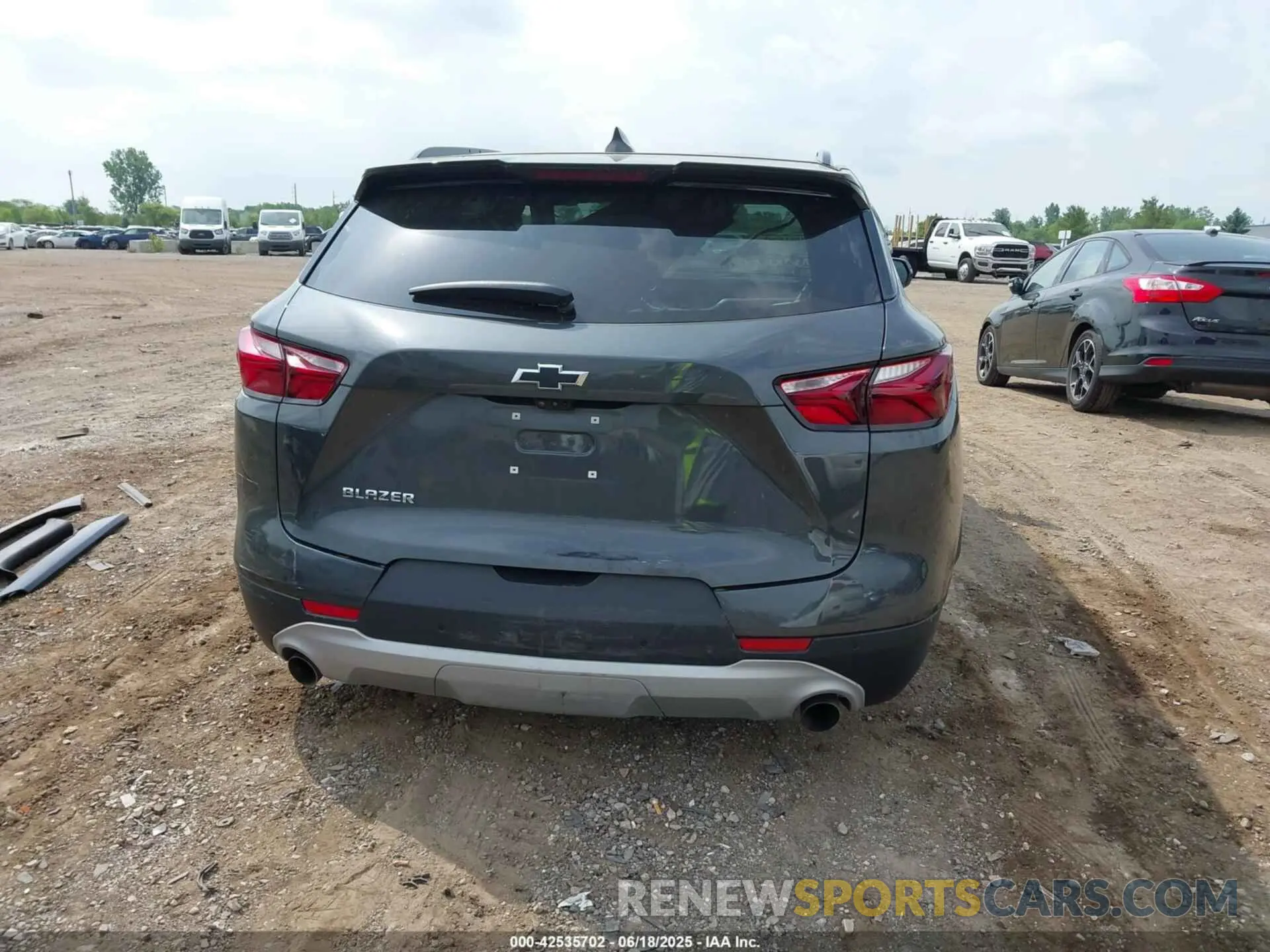 16 fotografías del automóvil dañado 3GNKBDRS0KS677437 CHEVROLET BLAZER 2019
