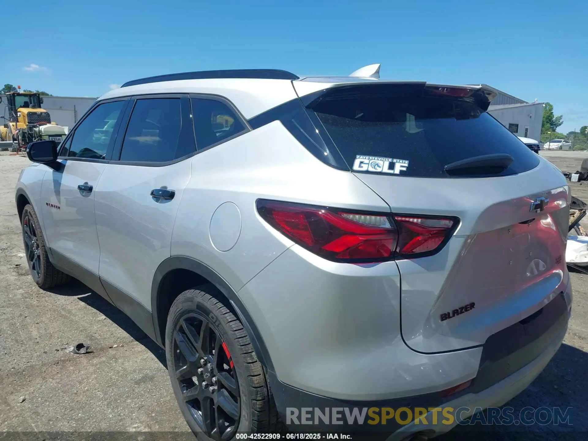 3 fotografías del automóvil dañado 3GNKBDR42MS529679 CHEVROLET BLAZER 2021