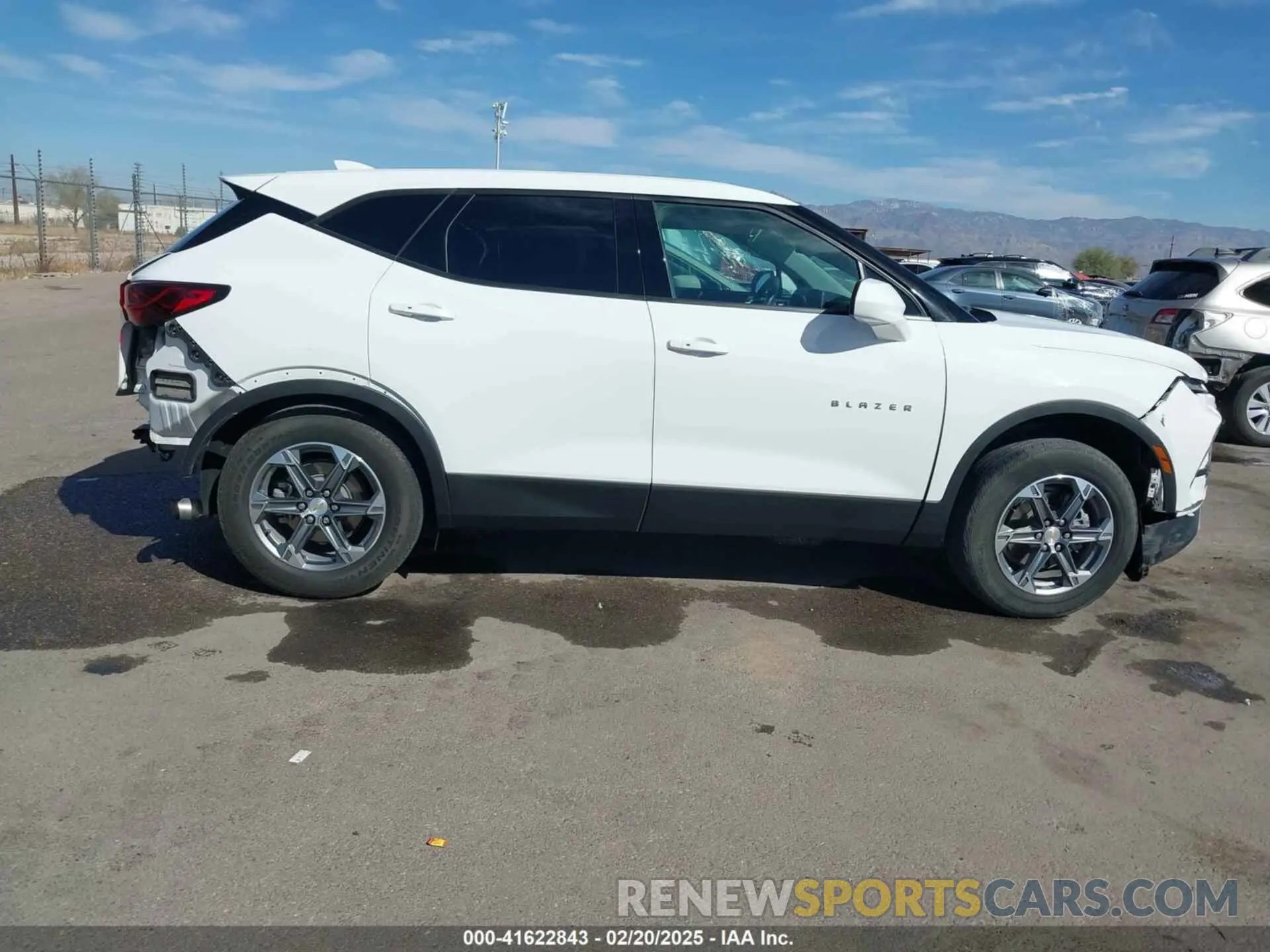 14 fotografías del automóvil dañado 3GNKBCR4XPS116844 CHEVROLET BLAZER 2023
