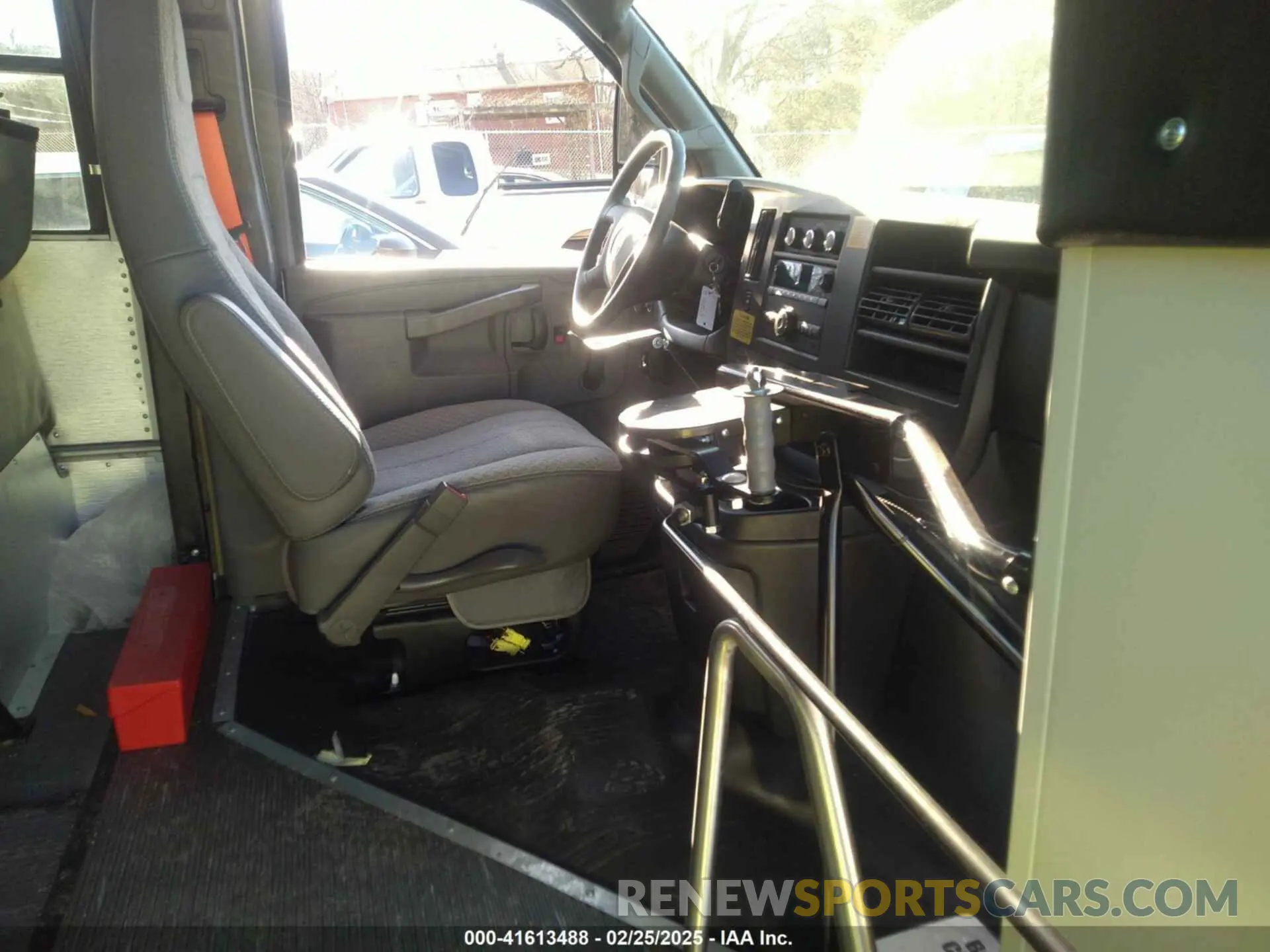 12 fotografías del automóvil dañado 1GB3GSB71P1207570 CHEVROLET BUS EXPRESS CUTAWAY 2023