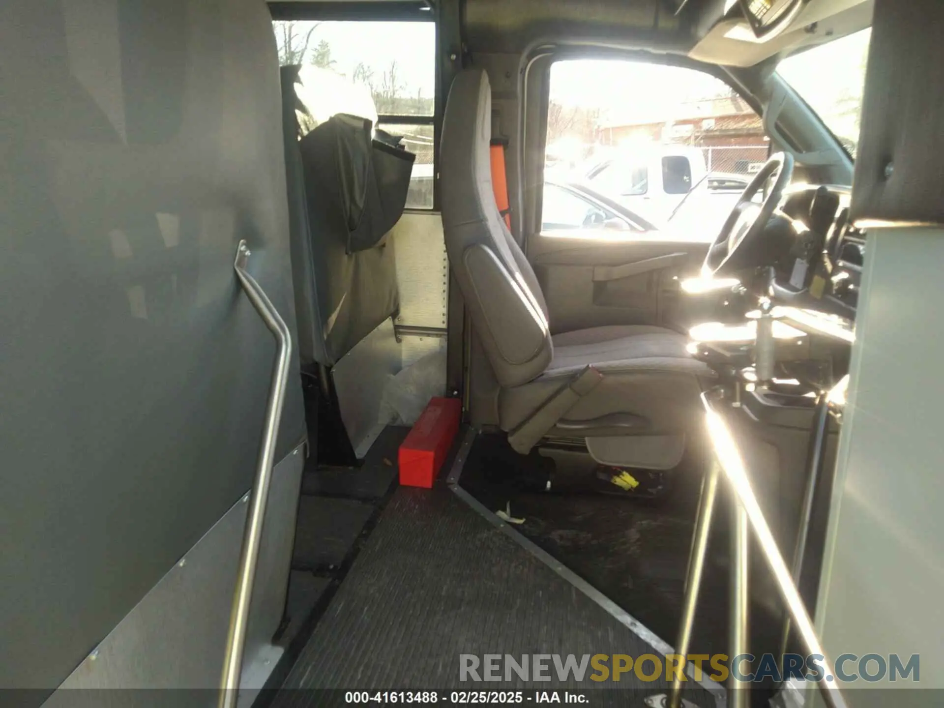 5 fotografías del automóvil dañado 1GB3GSB71P1207570 CHEVROLET BUS EXPRESS CUTAWAY 2023