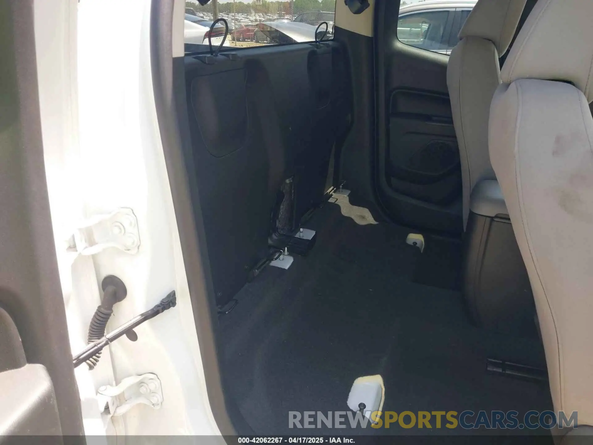 8 fotografías del automóvil dañado 1GCHTBEN6L1242736 CHEVROLET COLORADO 2020