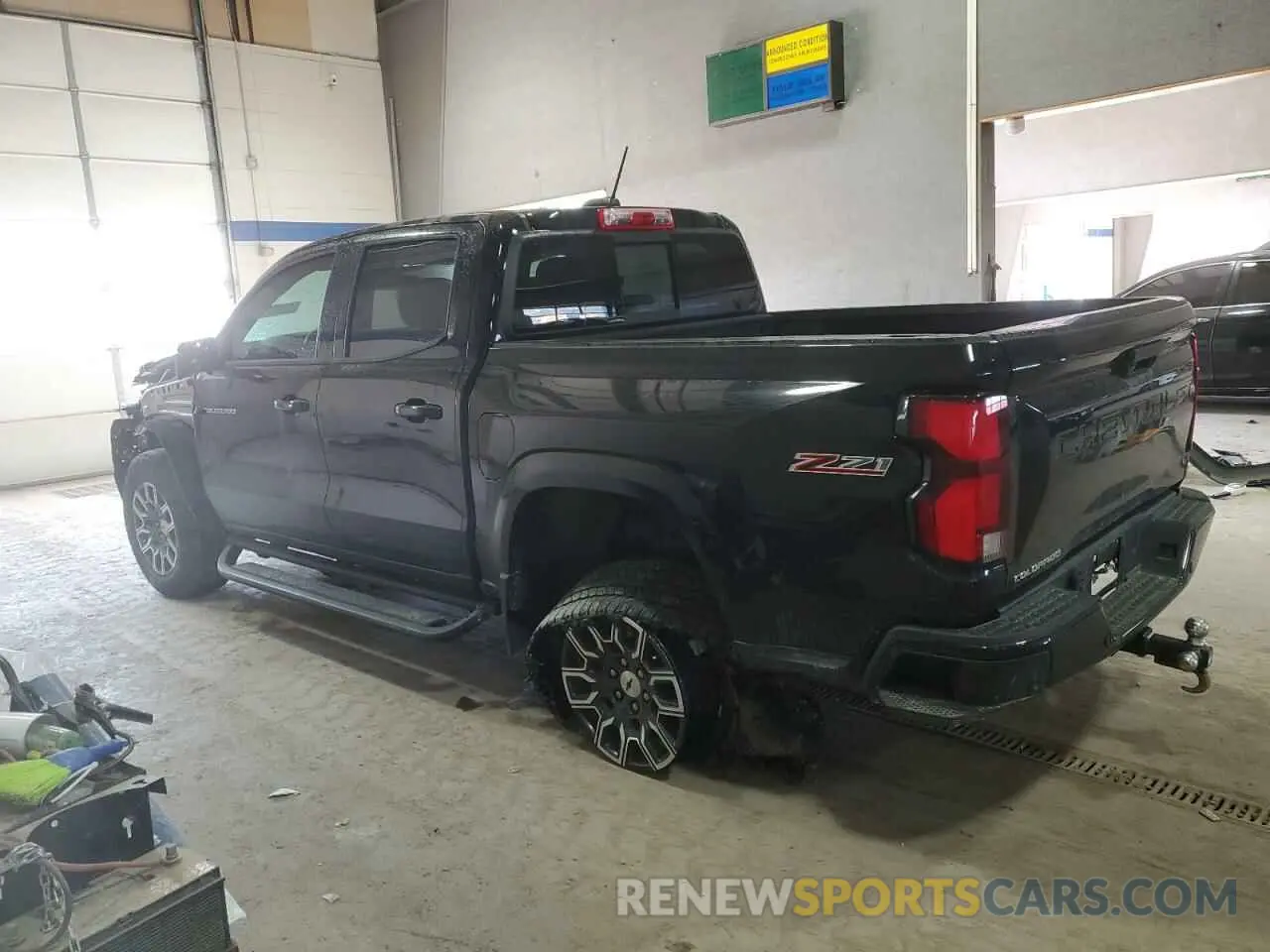 2 fotografías del automóvil dañado 1GCPTDEK1P1140263 CHEVROLET COLORADO 2023