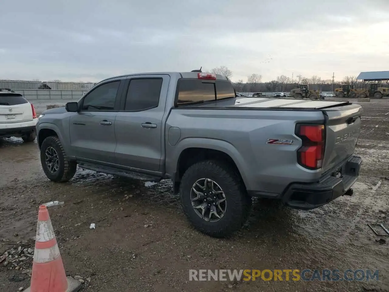 2 fotografías del automóvil dañado 1GCPTDEK9P1170384 CHEVROLET COLORADO 2023