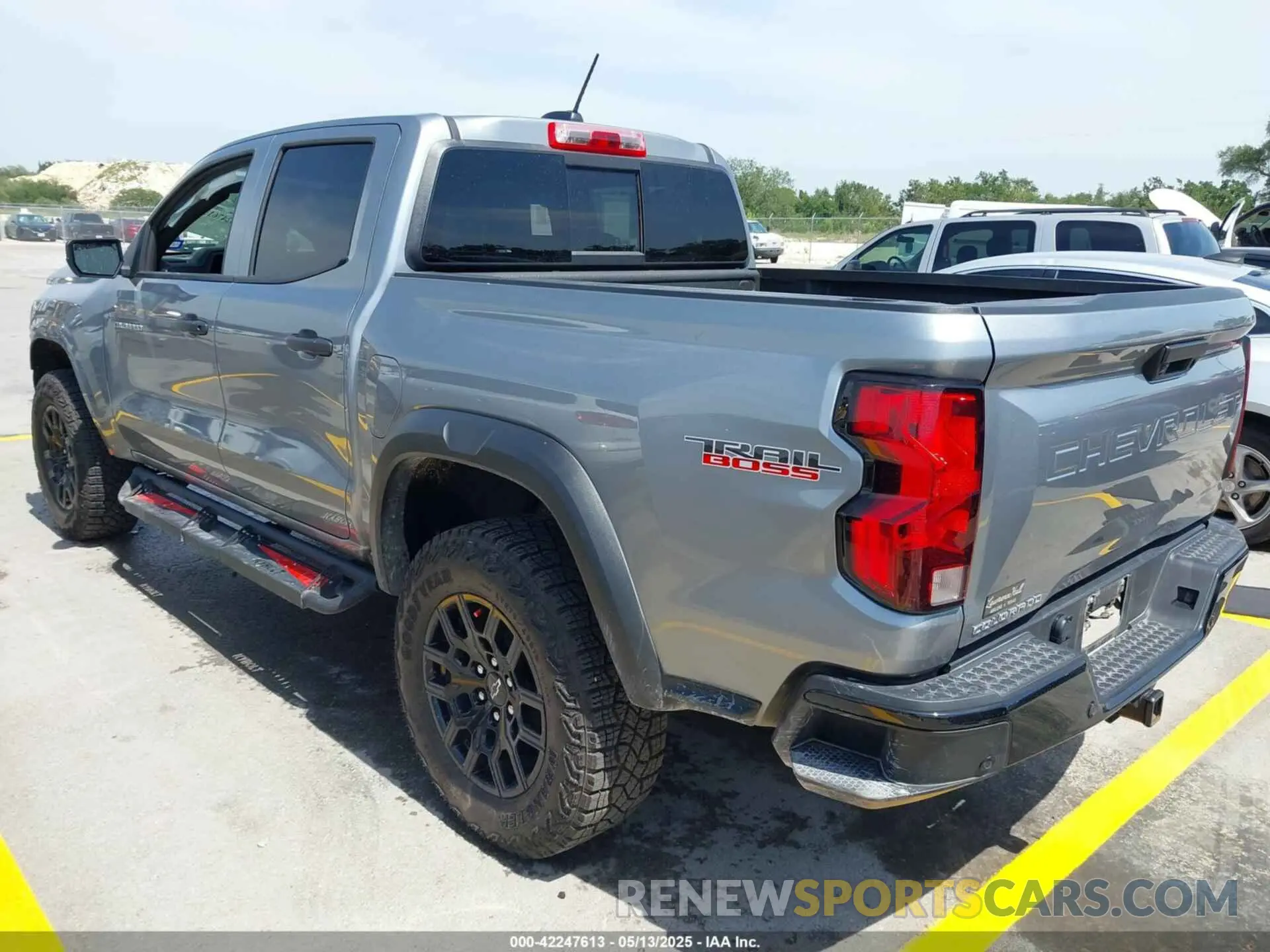 3 fotografías del automóvil dañado 1GCPTEEK1R1315989 CHEVROLET COLORADO 2024