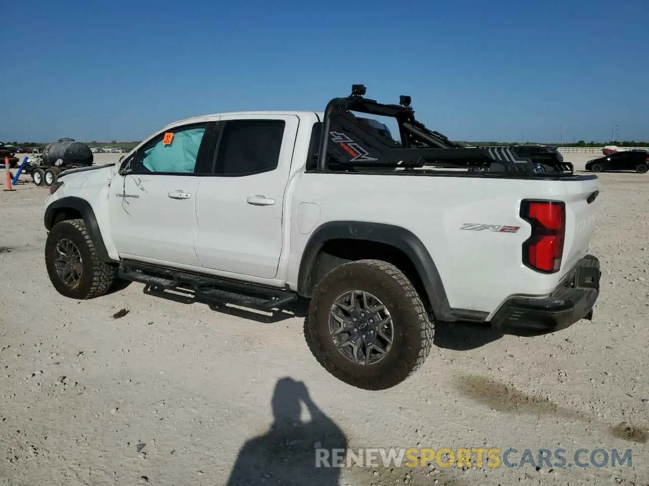 2 fotografías del automóvil dañado 1GCPTFEKXR1111908 CHEVROLET COLORADO 2024