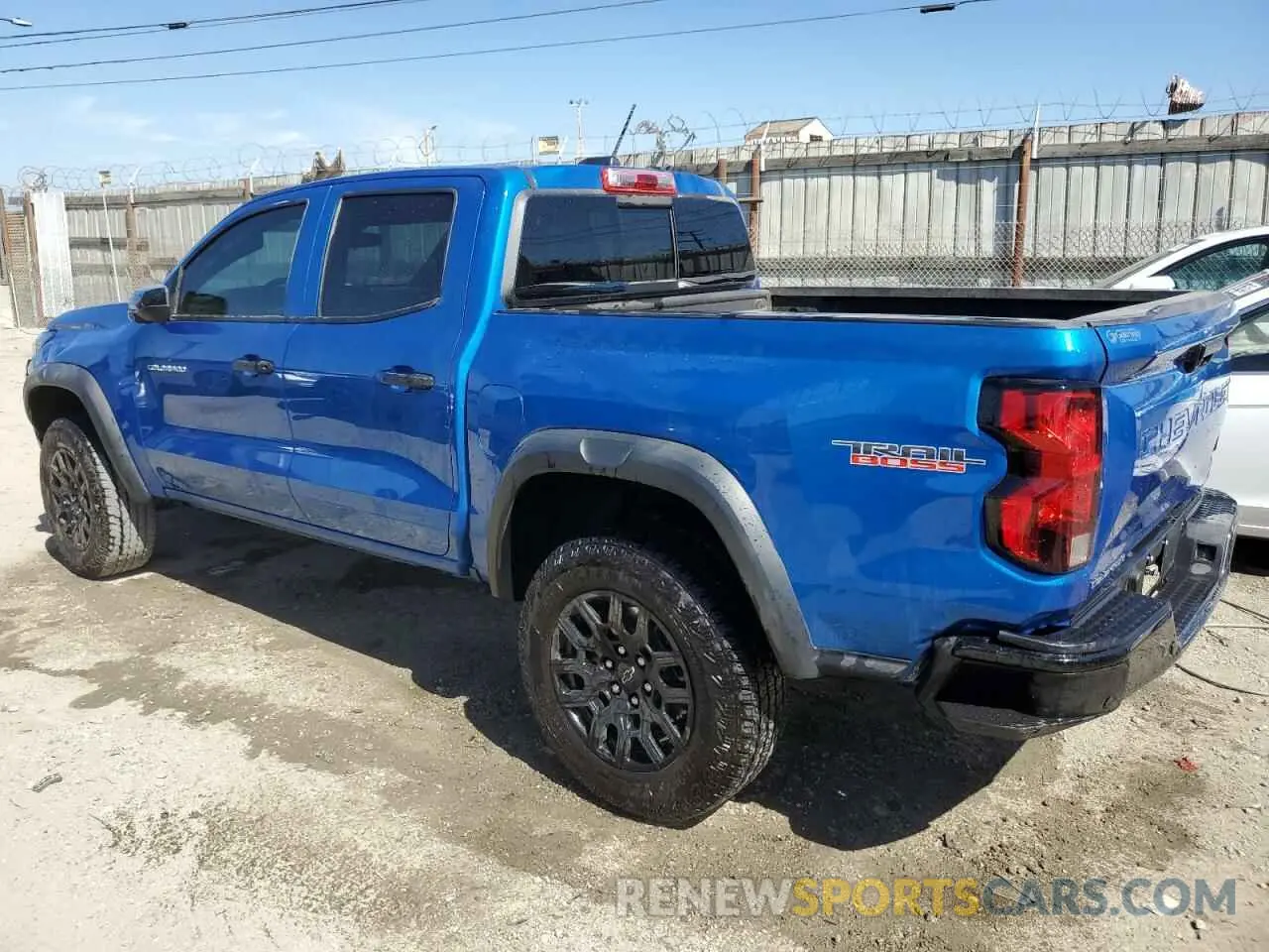 2 fotografías del automóvil dañado 1GCPTEEK0R1228312 CHEVROLET COLORADO T 2024