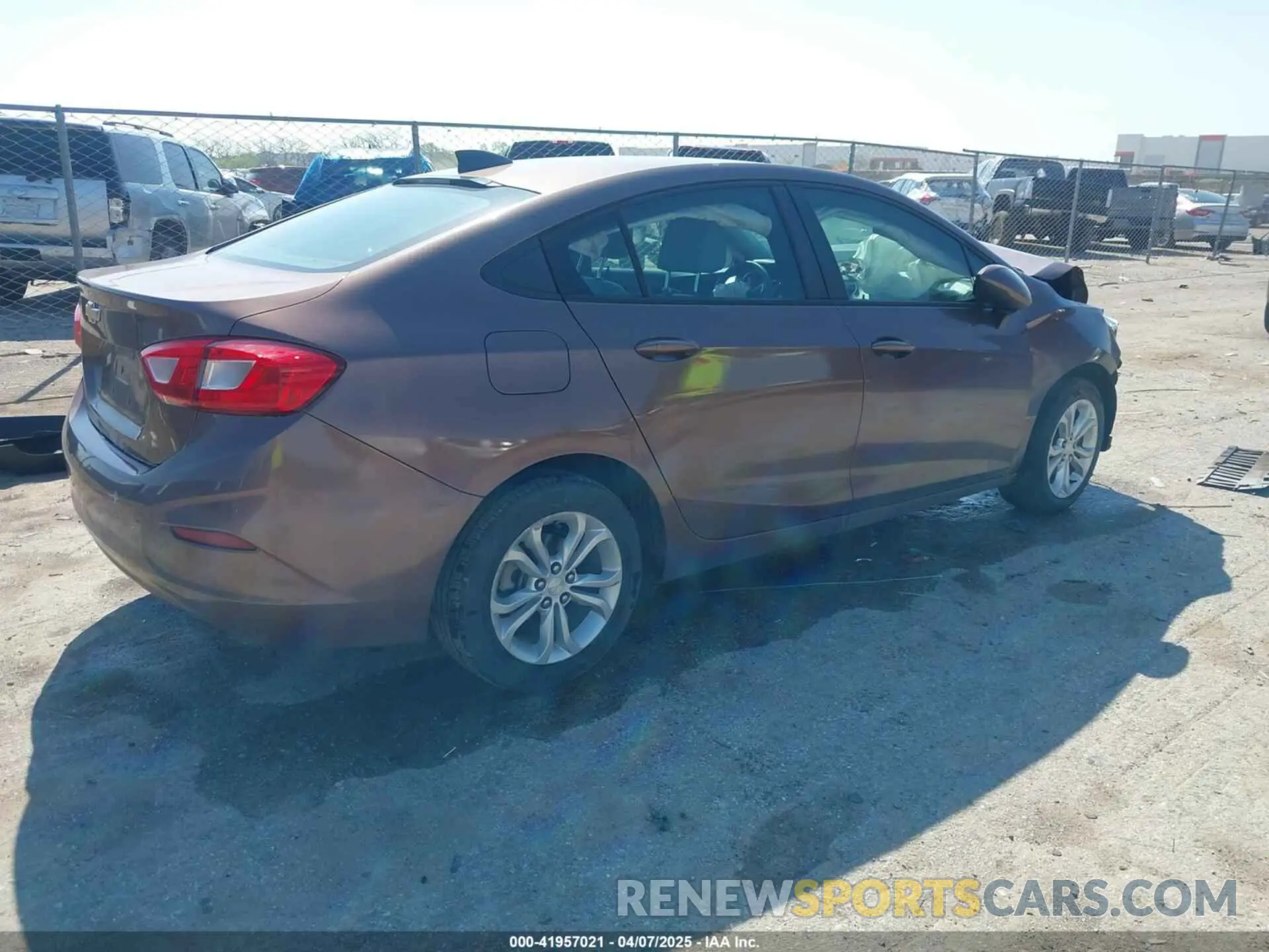4 fotografías del automóvil dañado 1G1BC5SM1K7125153 CHEVROLET CRUZE 2019