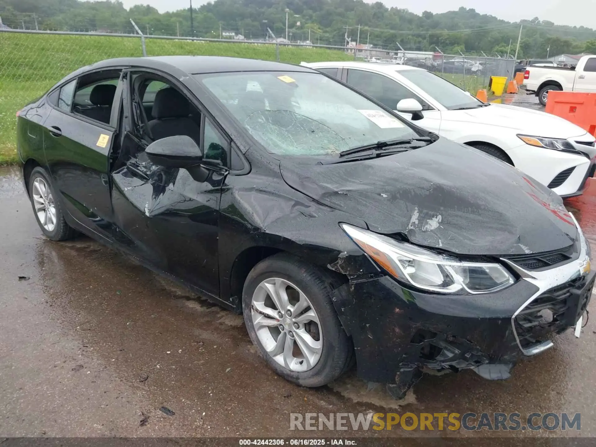 6 fotografías del automóvil dañado 1G1BC5SM1K7130885 CHEVROLET CRUZE 2019