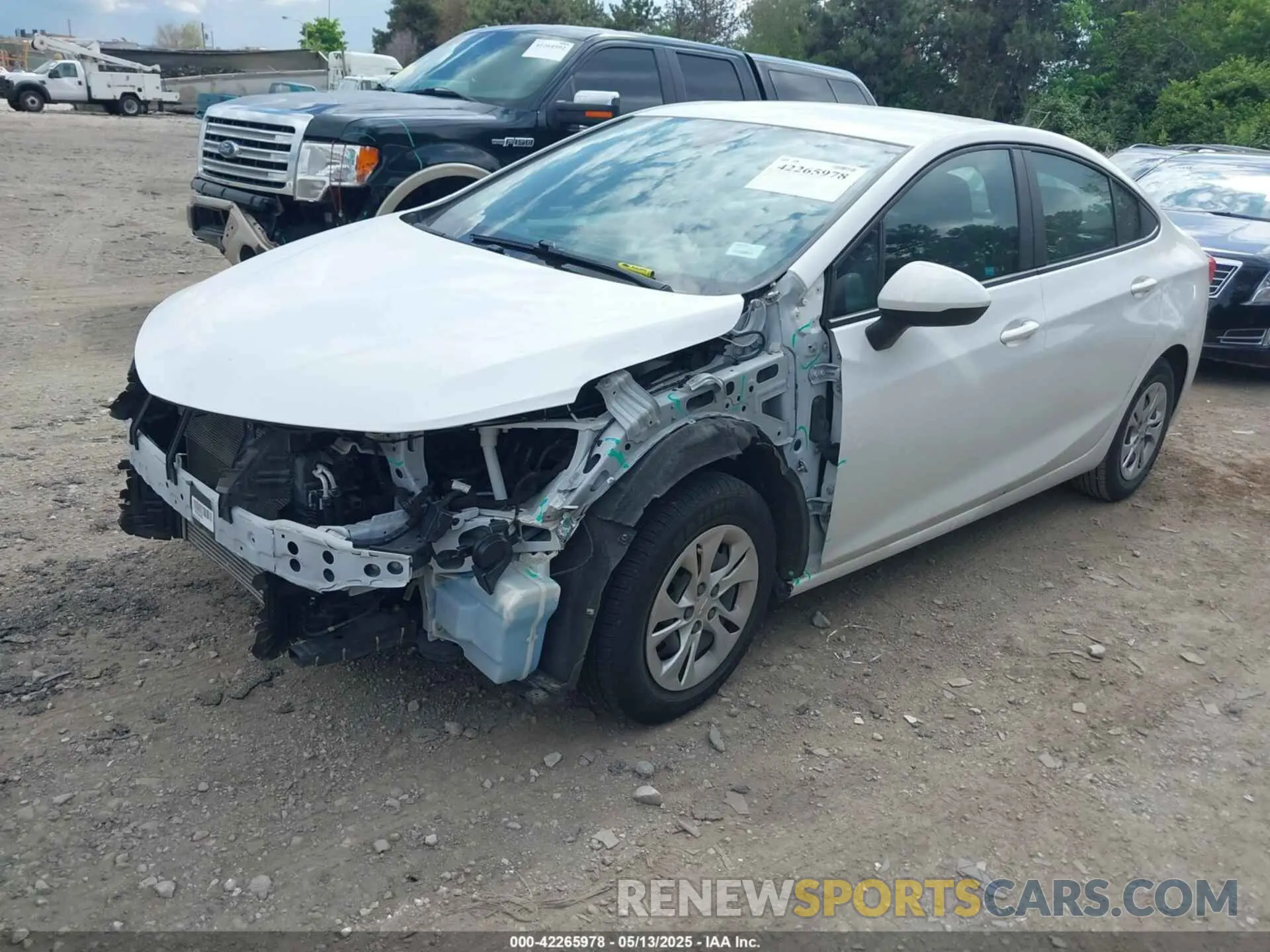 2 fotografías del automóvil dañado 1G1BC5SM6K7127626 CHEVROLET CRUZE 2019
