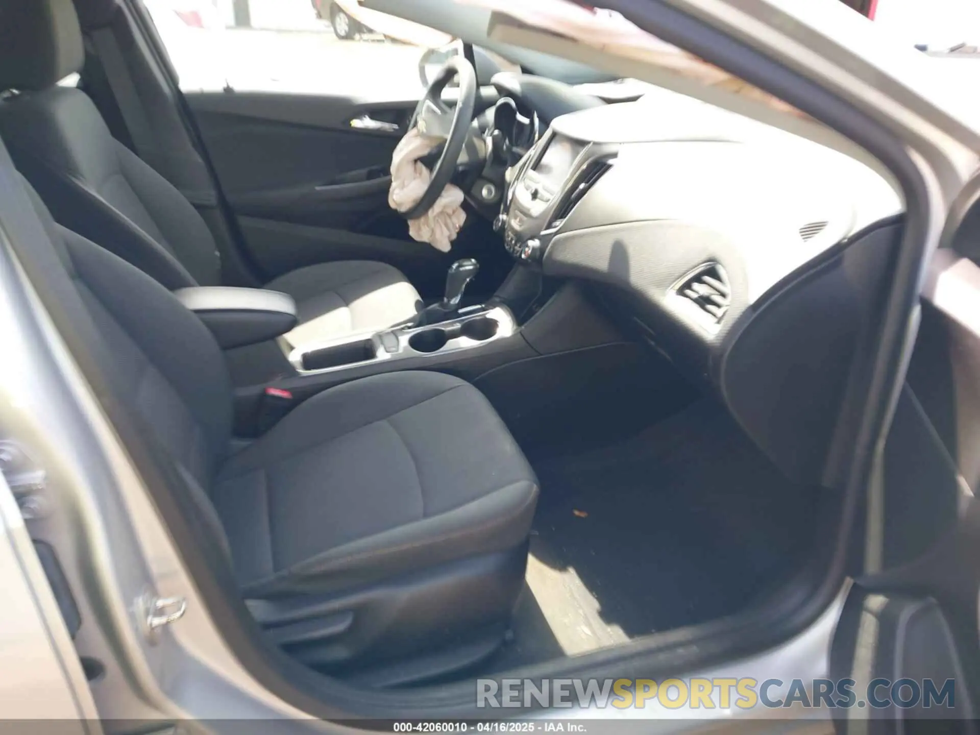 5 fotografías del automóvil dañado 1G1BC5SM7K7135668 CHEVROLET CRUZE 2019