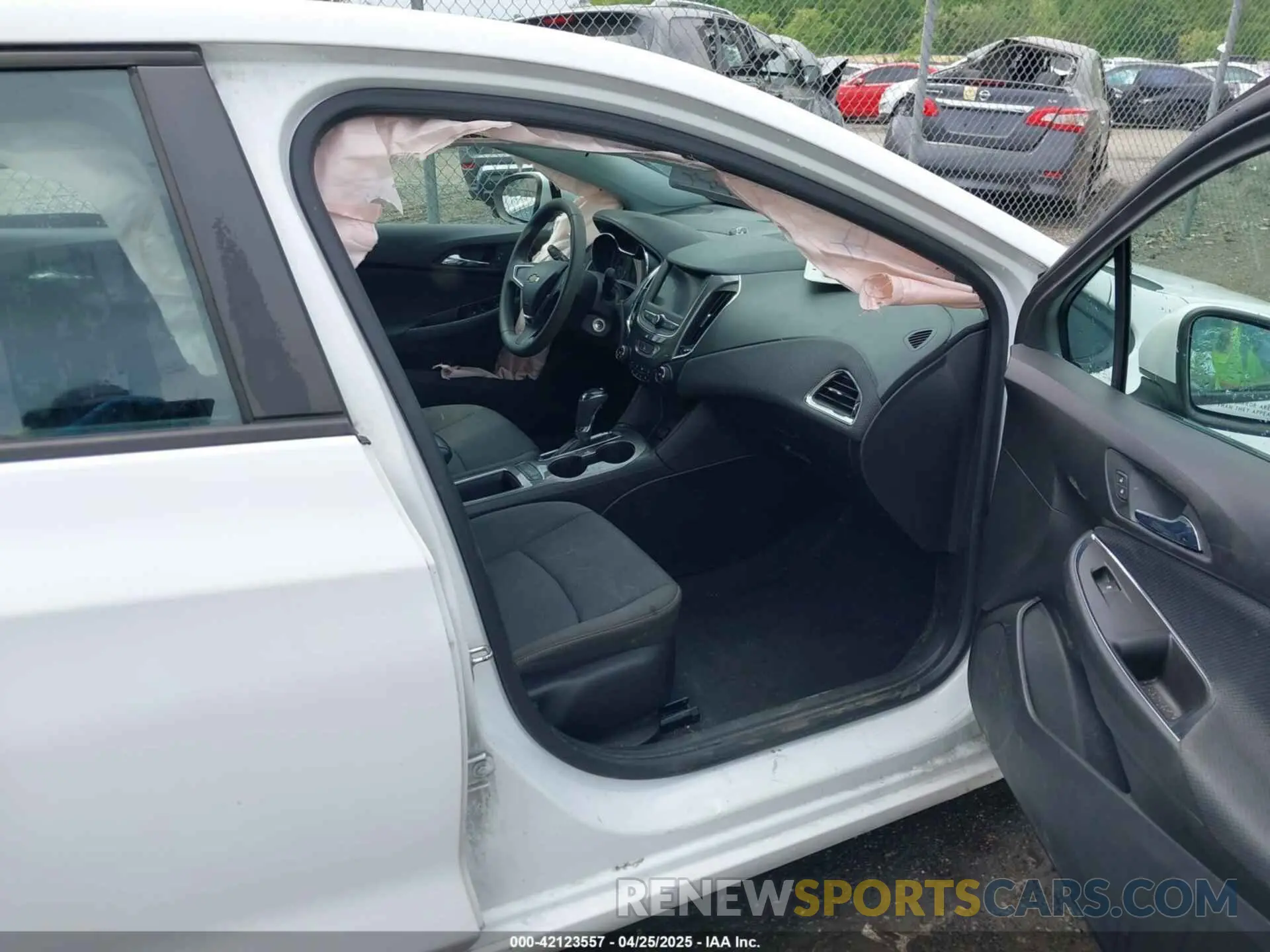 5 fotografías del automóvil dañado 1G1BC5SM9K7135736 CHEVROLET CRUZE 2019