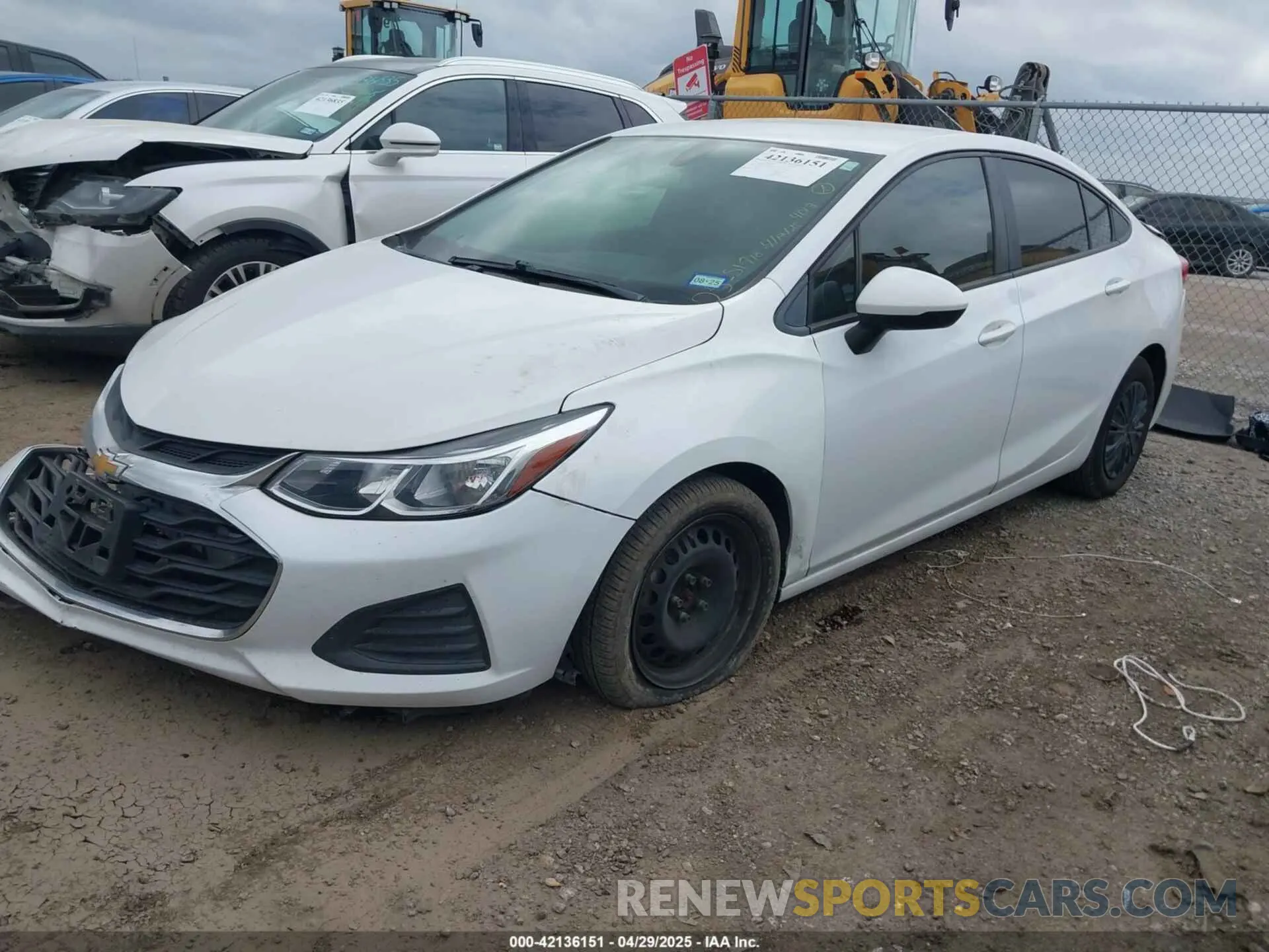 2 fotografías del automóvil dañado 1G1BJ5SM4K7104013 CHEVROLET CRUZE 2019