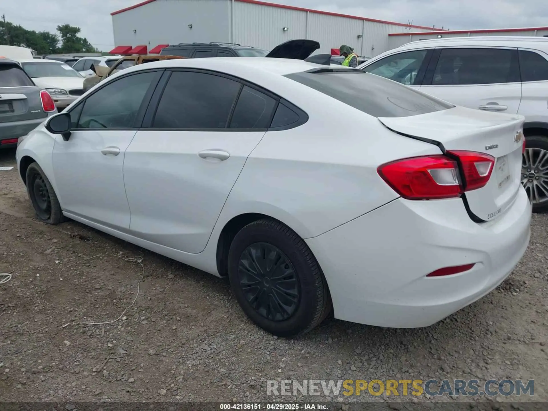 3 fotografías del automóvil dañado 1G1BJ5SM4K7104013 CHEVROLET CRUZE 2019