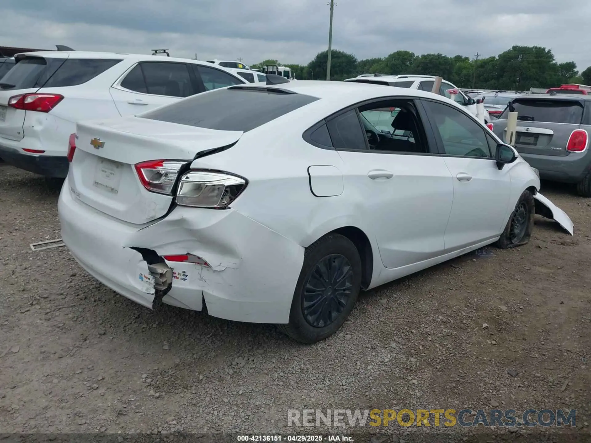 4 fotografías del automóvil dañado 1G1BJ5SM4K7104013 CHEVROLET CRUZE 2019