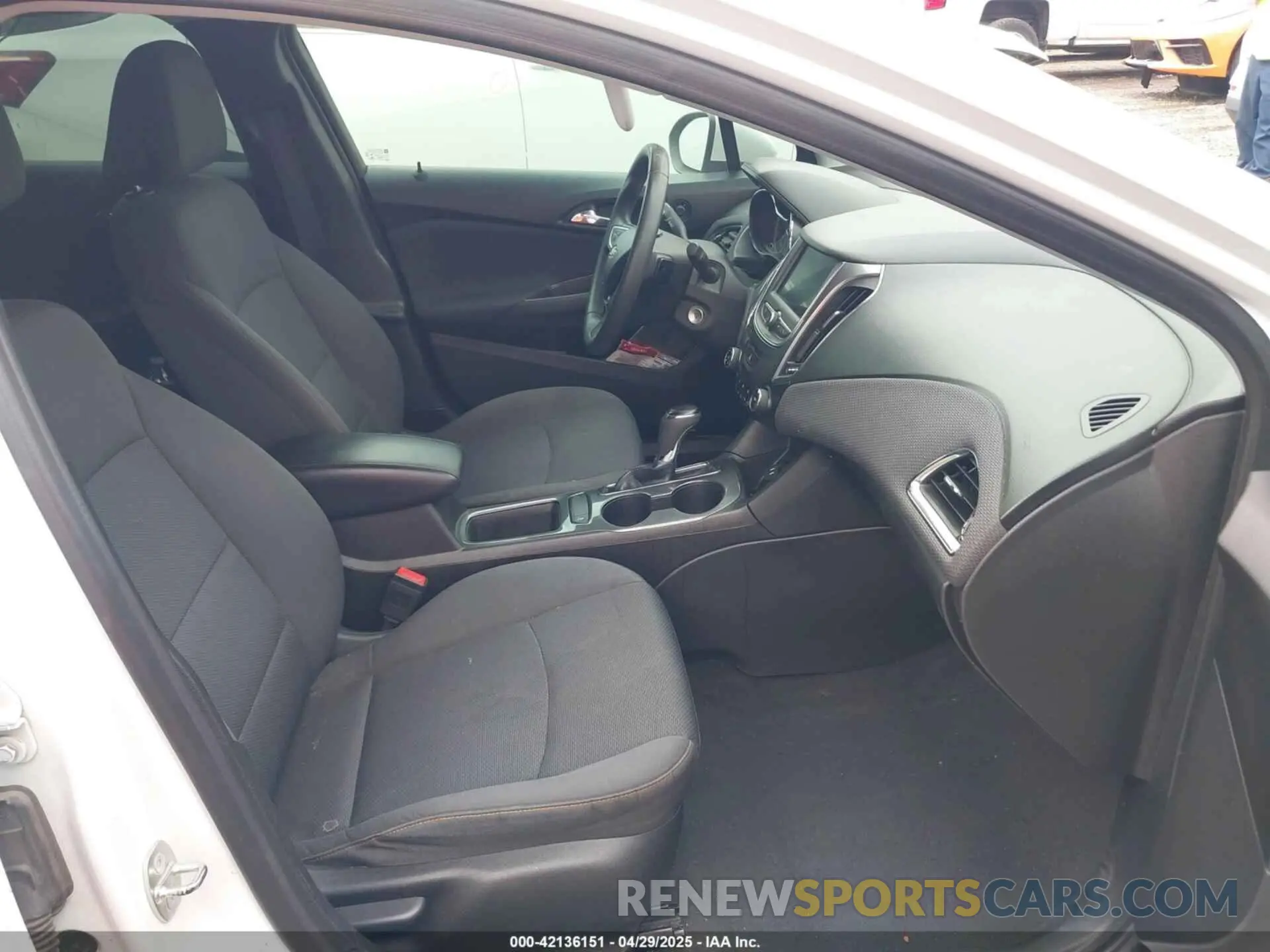 5 fotografías del automóvil dañado 1G1BJ5SM4K7104013 CHEVROLET CRUZE 2019