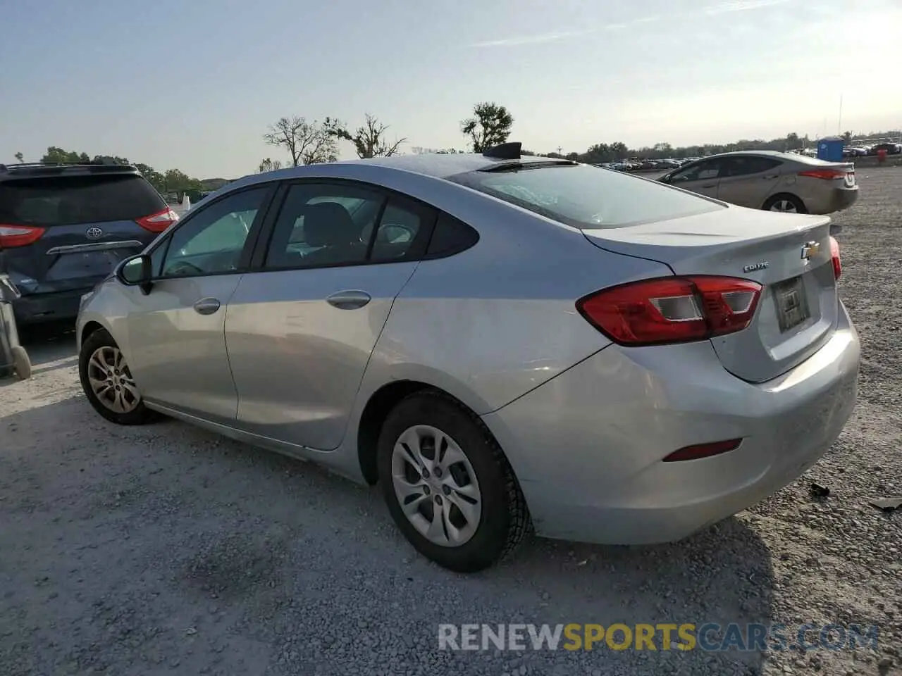 2 fotografías del automóvil dañado 1G1BJ5SM8K7104645 CHEVROLET CRUZE 2019