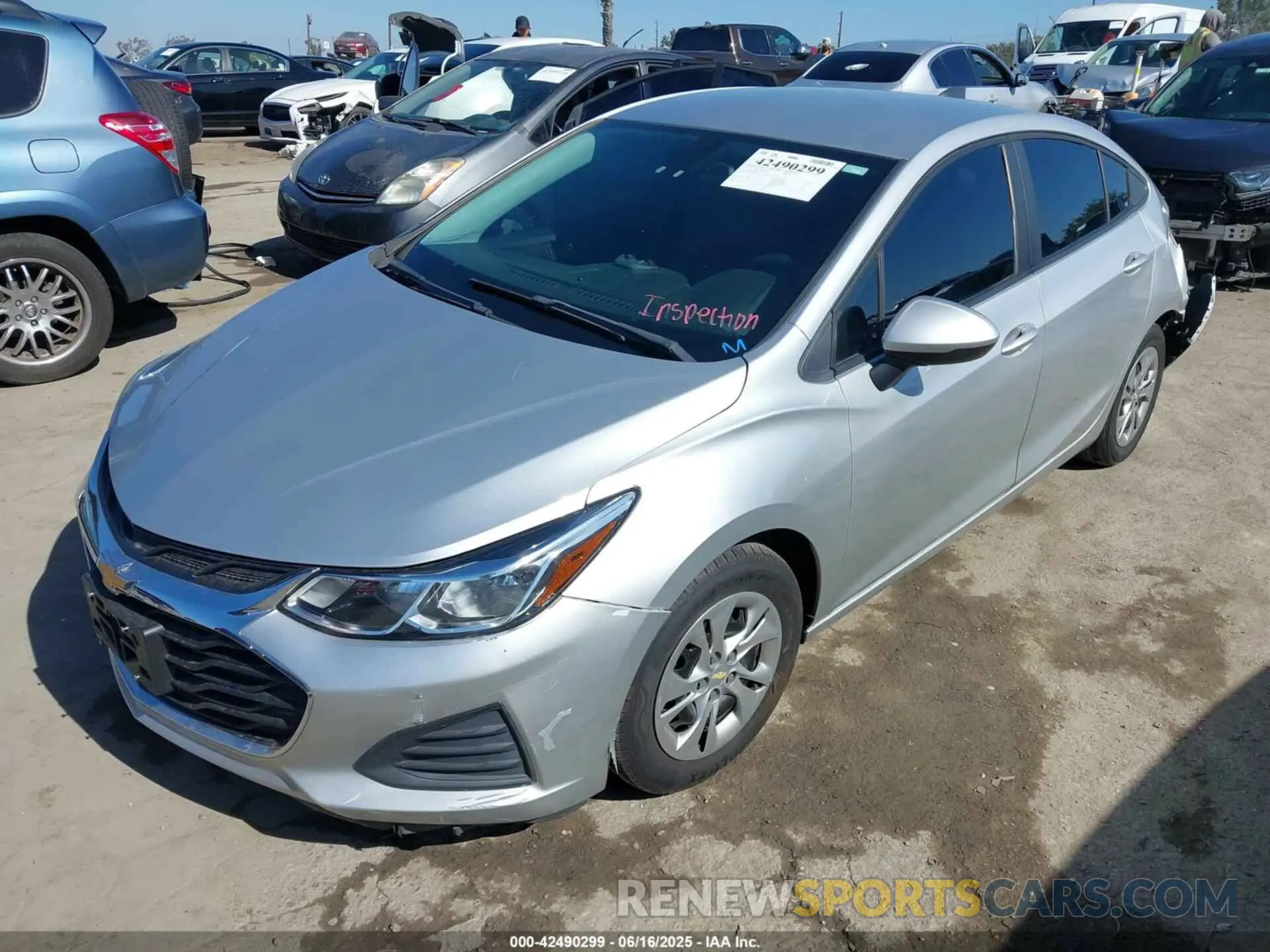 2 fotografías del automóvil dañado 1G1BJ5SMXK7104713 CHEVROLET CRUZE 2019