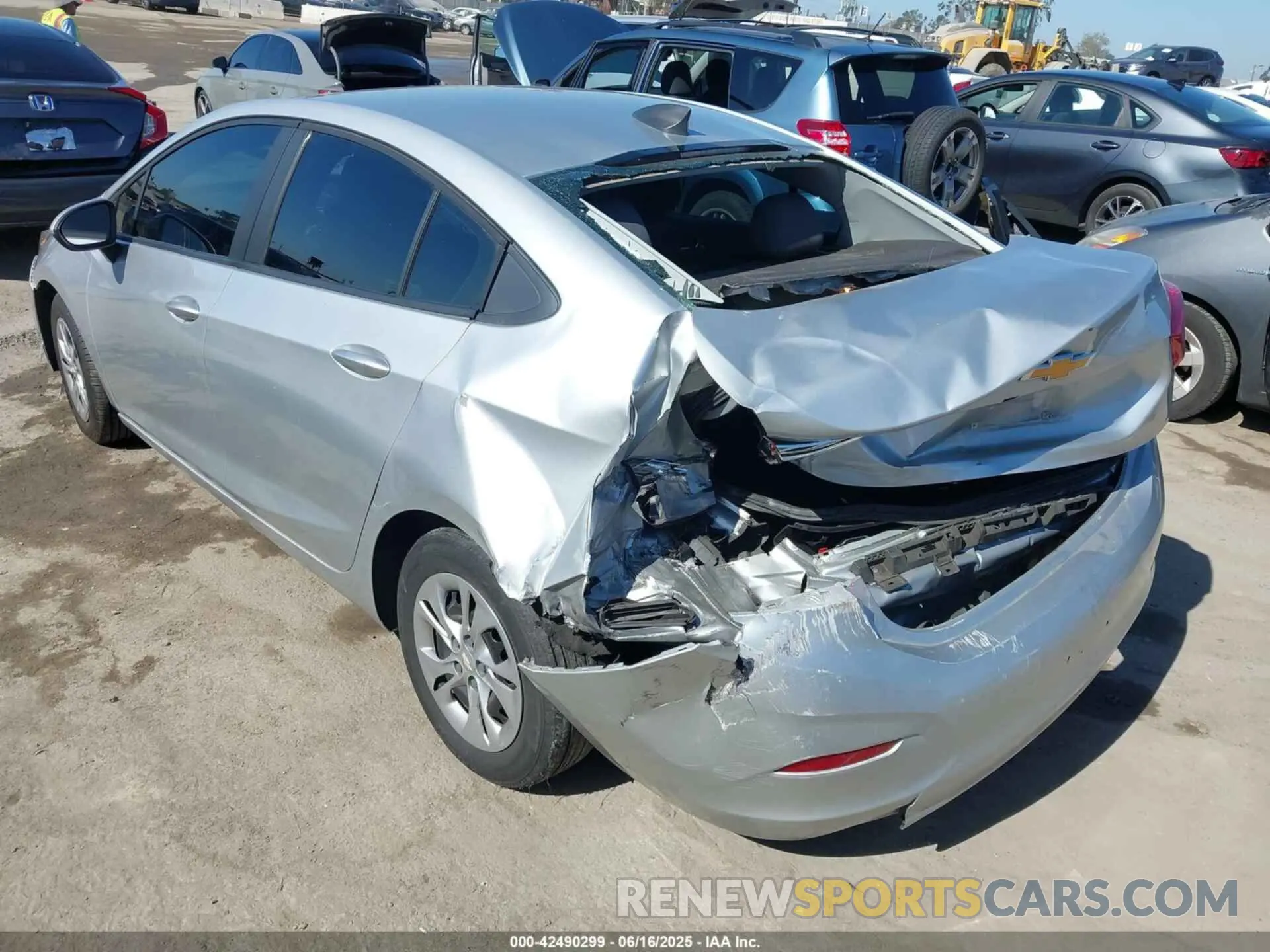 3 fotografías del automóvil dañado 1G1BJ5SMXK7104713 CHEVROLET CRUZE 2019