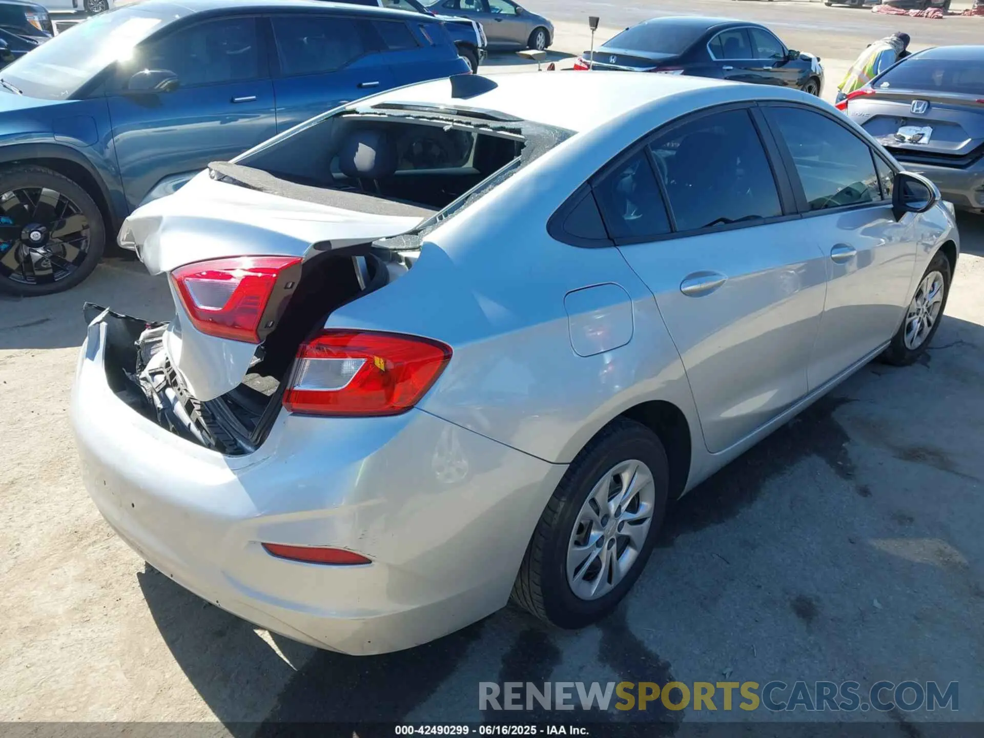 4 fotografías del automóvil dañado 1G1BJ5SMXK7104713 CHEVROLET CRUZE 2019