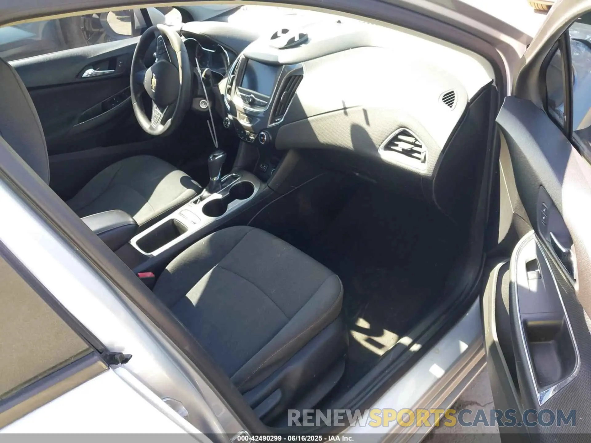 5 fotografías del automóvil dañado 1G1BJ5SMXK7104713 CHEVROLET CRUZE 2019