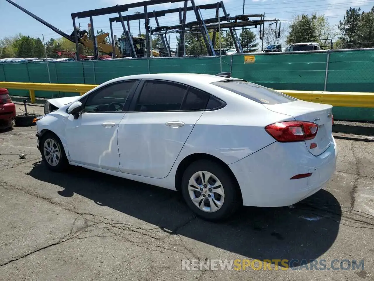 2 fotografías del automóvil dañado 1G1BJ5SMXK7105280 CHEVROLET CRUZE 2019