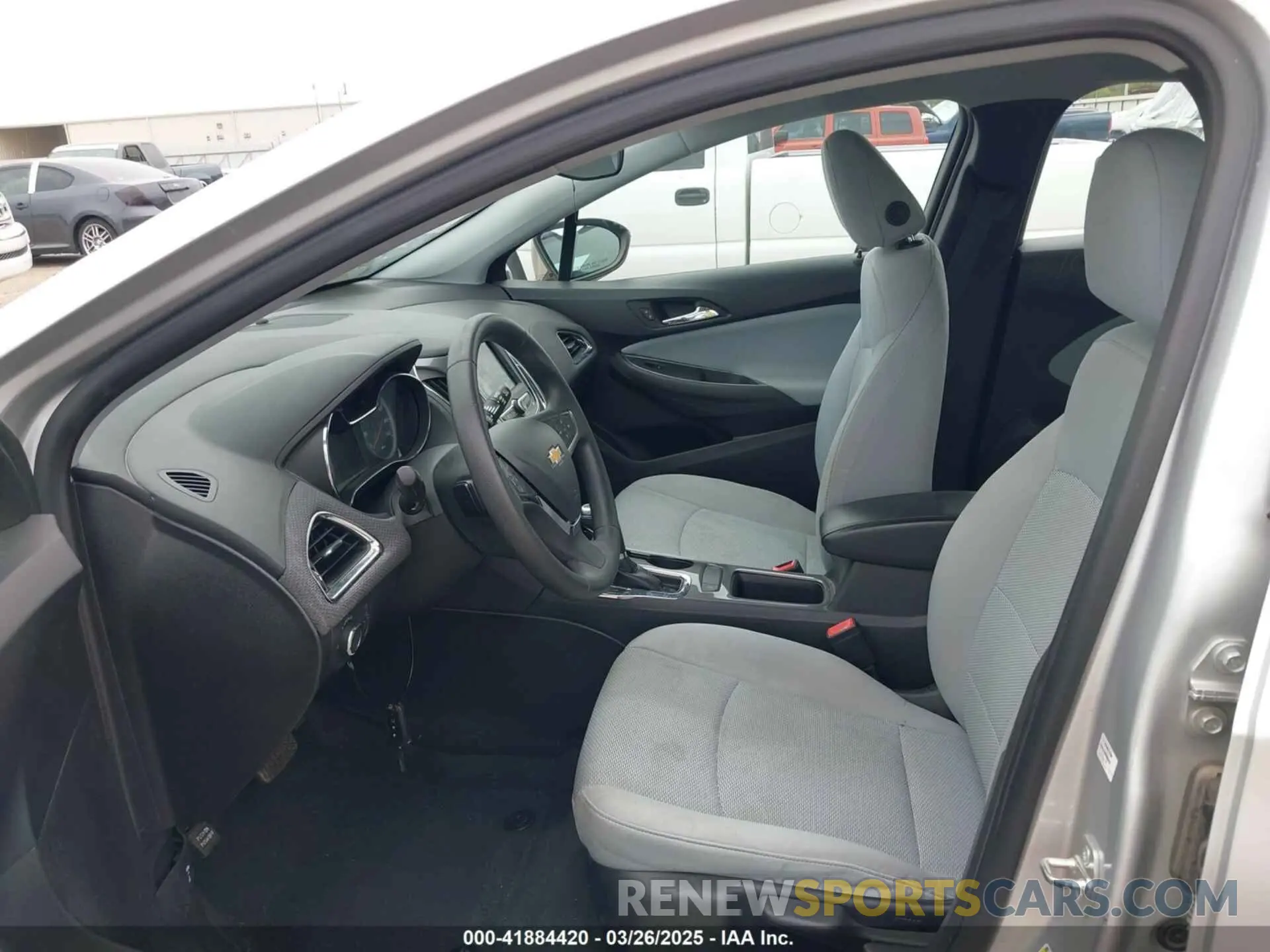 5 fotografías del automóvil dañado 3G1BC6SM7KS588888 CHEVROLET CRUZE 2019