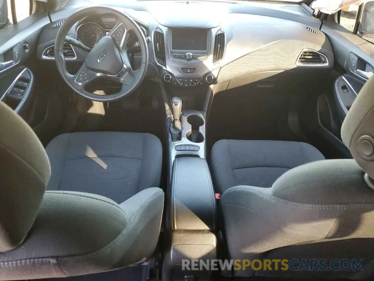 8 fotografías del automóvil dañado 3G1BE6SM8KS567638 CHEVROLET CRUZE 2019