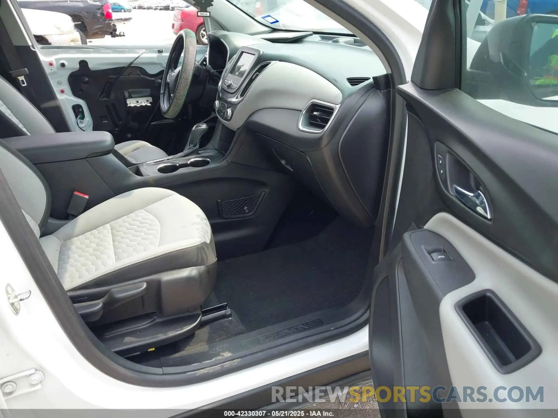 5 fotografías del automóvil dañado 2GNAXHEV0K6118103 CHEVROLET EQUINOX 2019