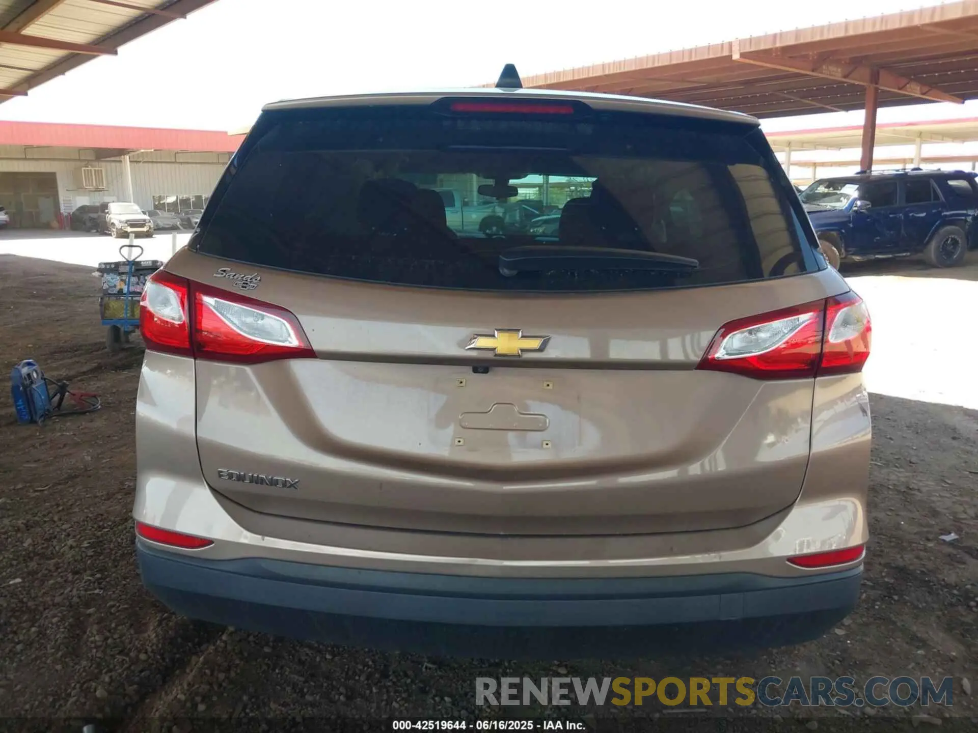 16 fotografías del automóvil dañado 2GNAXHEV3K6118743 CHEVROLET EQUINOX 2019