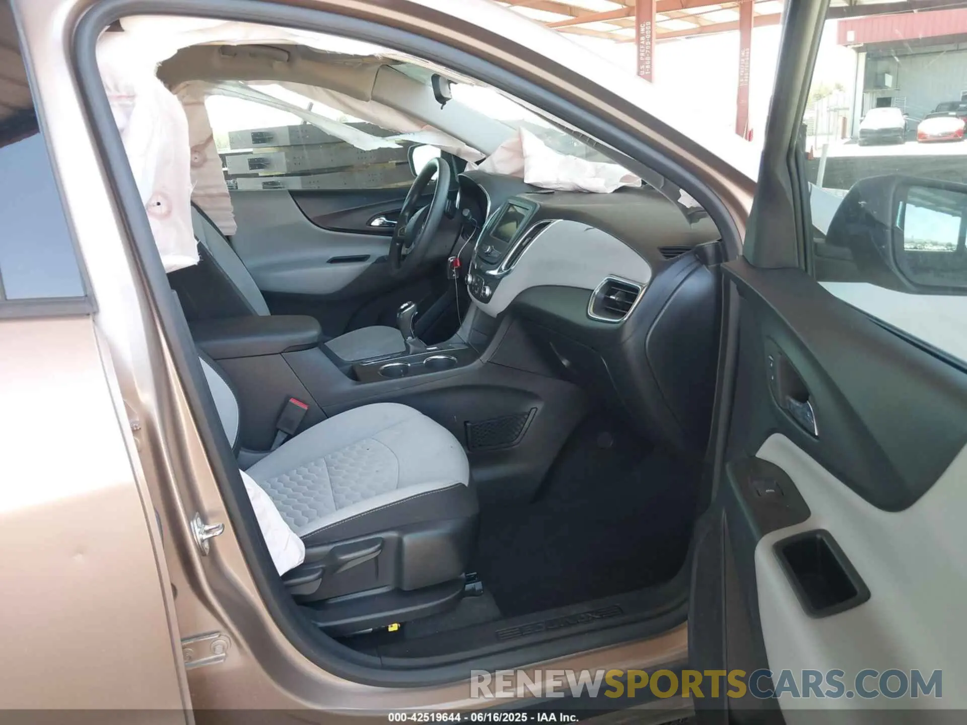 5 fotografías del automóvil dañado 2GNAXHEV3K6118743 CHEVROLET EQUINOX 2019