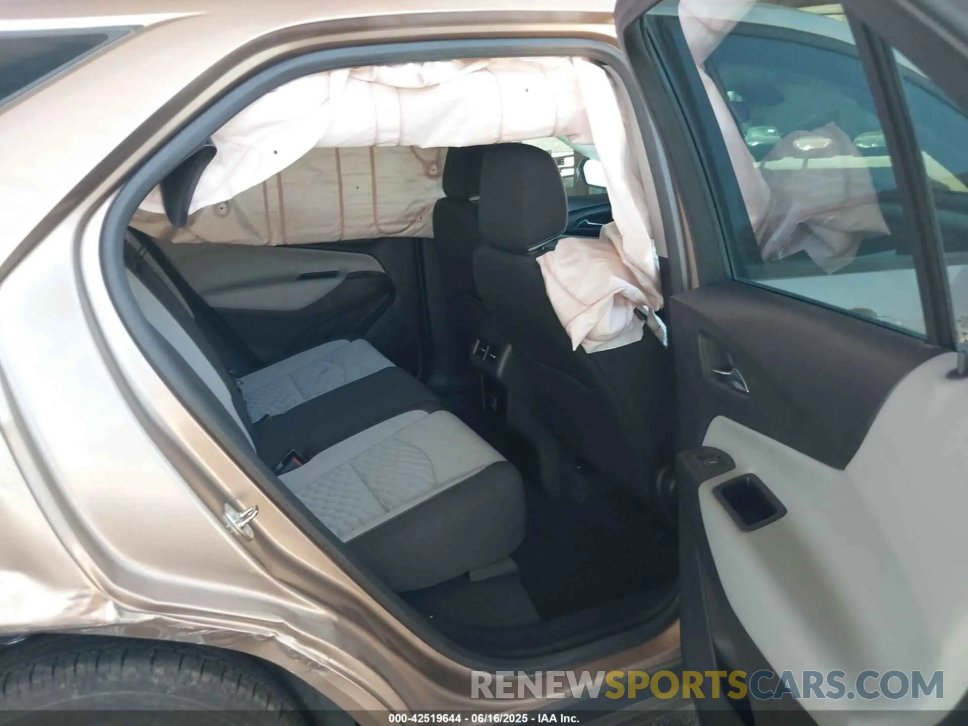 8 fotografías del automóvil dañado 2GNAXHEV3K6118743 CHEVROLET EQUINOX 2019