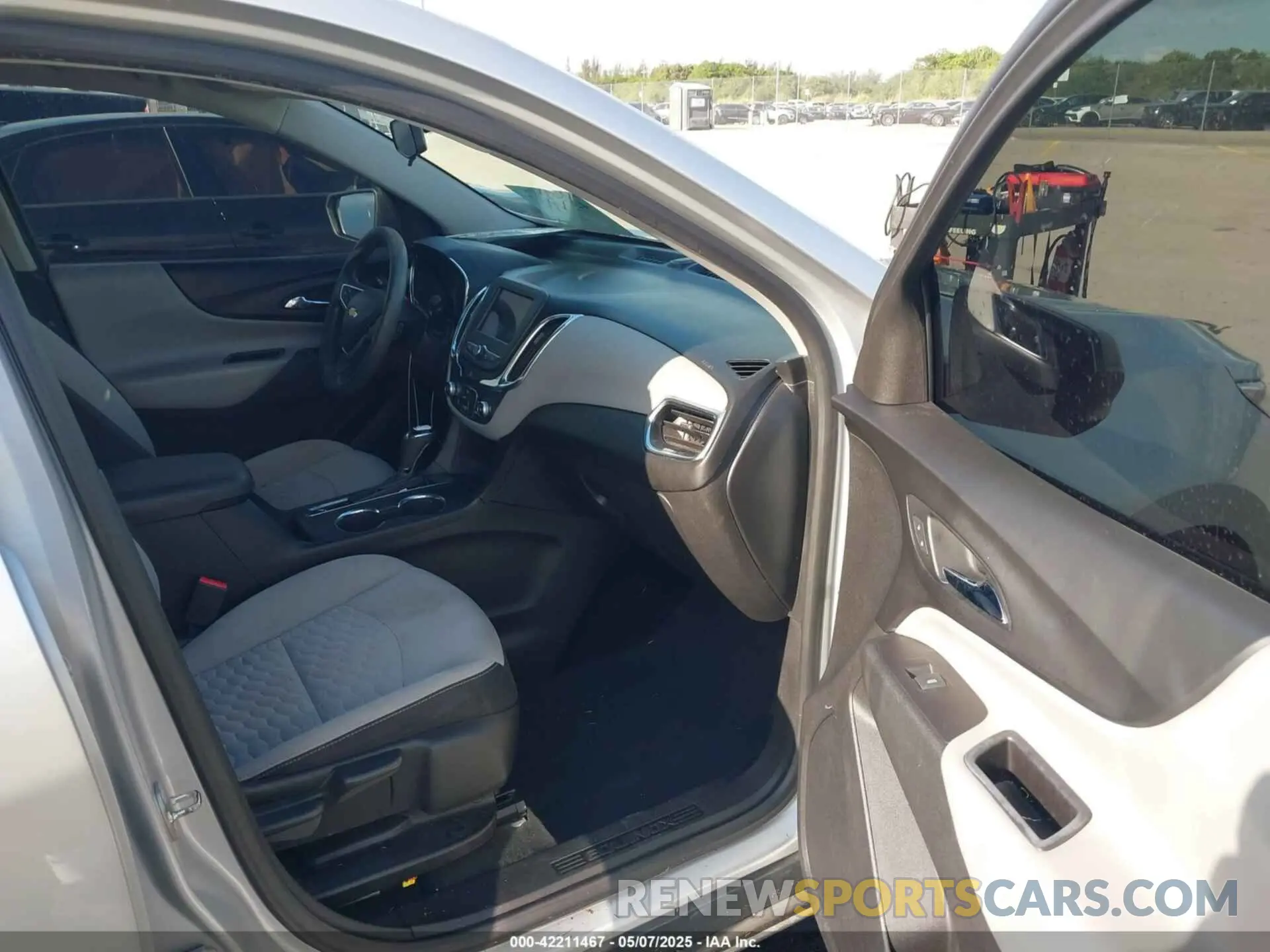 5 fotografías del automóvil dañado 2GNAXHEV3K6230992 CHEVROLET EQUINOX 2019