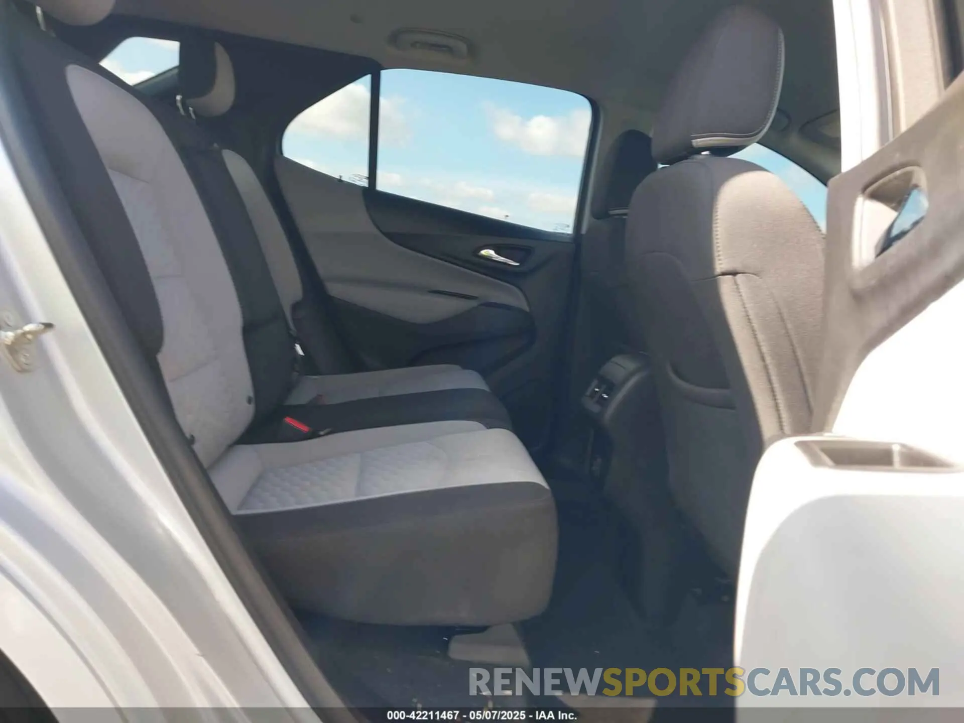 8 fotografías del automóvil dañado 2GNAXHEV3K6230992 CHEVROLET EQUINOX 2019