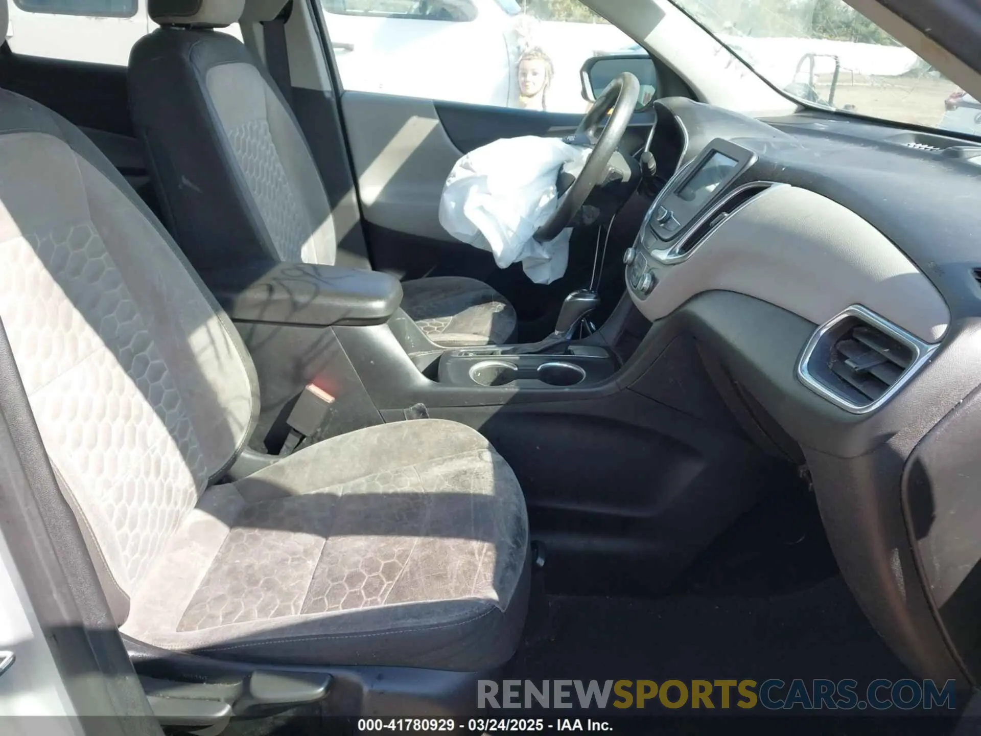 5 fotografías del automóvil dañado 2GNAXHEV4K6155073 CHEVROLET EQUINOX 2019