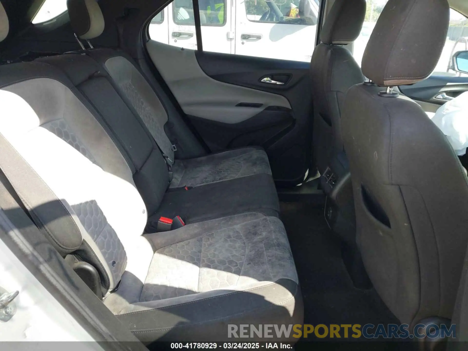 8 fotografías del automóvil dañado 2GNAXHEV4K6155073 CHEVROLET EQUINOX 2019