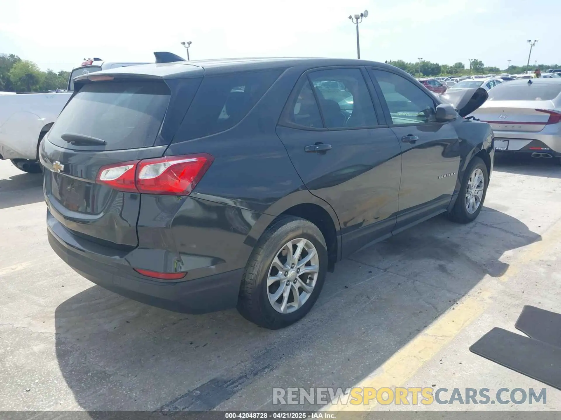 4 fotografías del automóvil dañado 2GNAXHEV5K6150464 CHEVROLET EQUINOX 2019