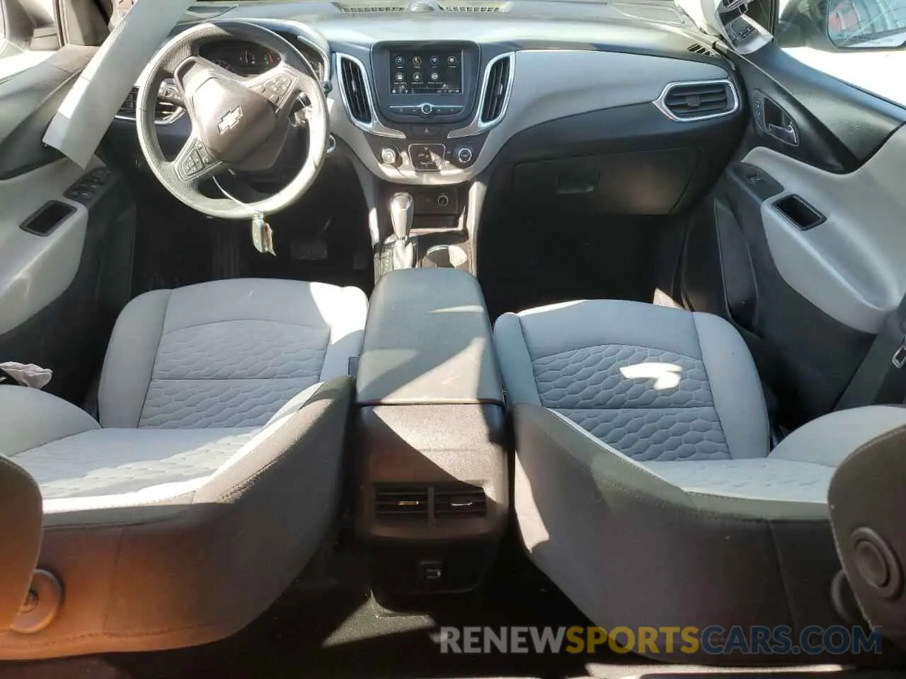 8 fotografías del automóvil dañado 2GNAXHEV6K6152806 CHEVROLET EQUINOX 2019