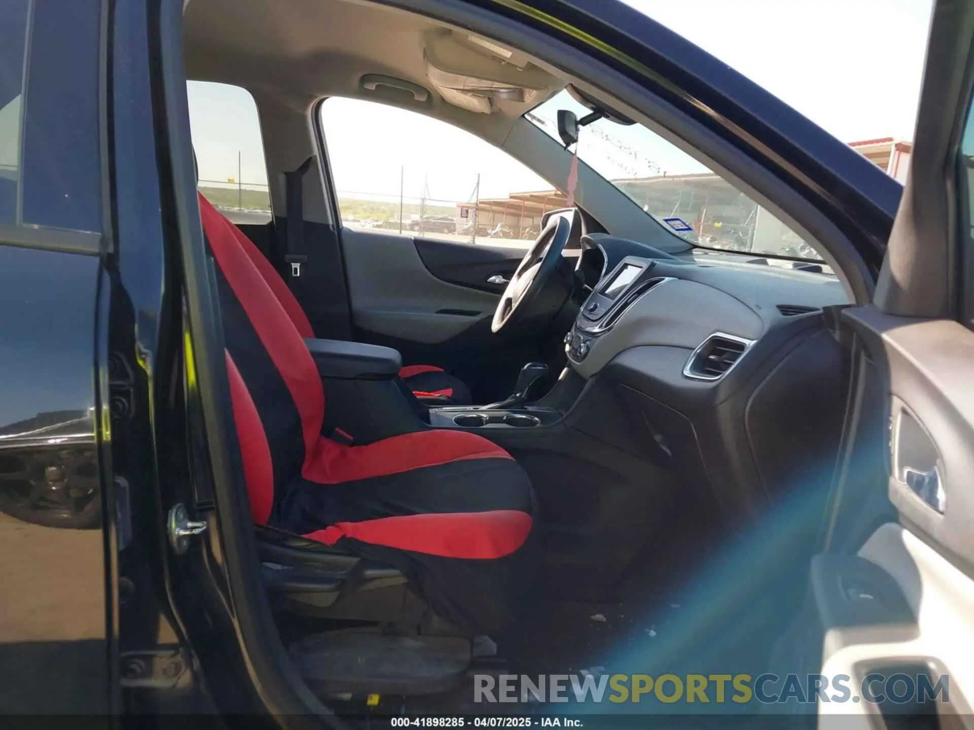 5 fotografías del automóvil dañado 2GNAXHEV7K6244104 CHEVROLET EQUINOX 2019