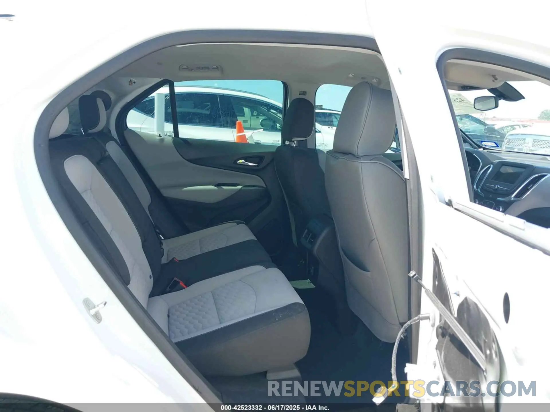 8 fotografías del automóvil dañado 2GNAXHEV7K6264577 CHEVROLET EQUINOX 2019