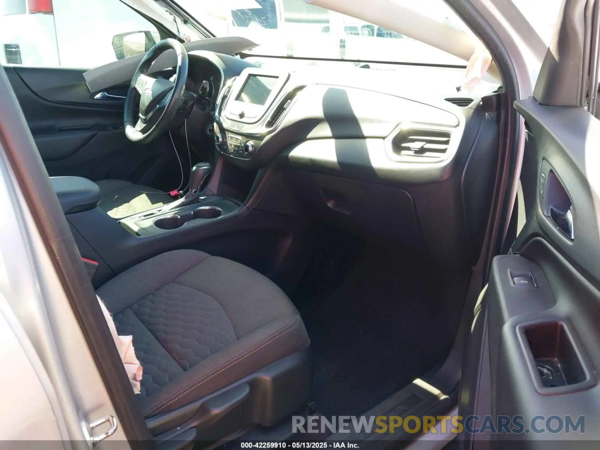 5 fotografías del automóvil dañado 2GNAXKEV1K6186200 CHEVROLET EQUINOX 2019